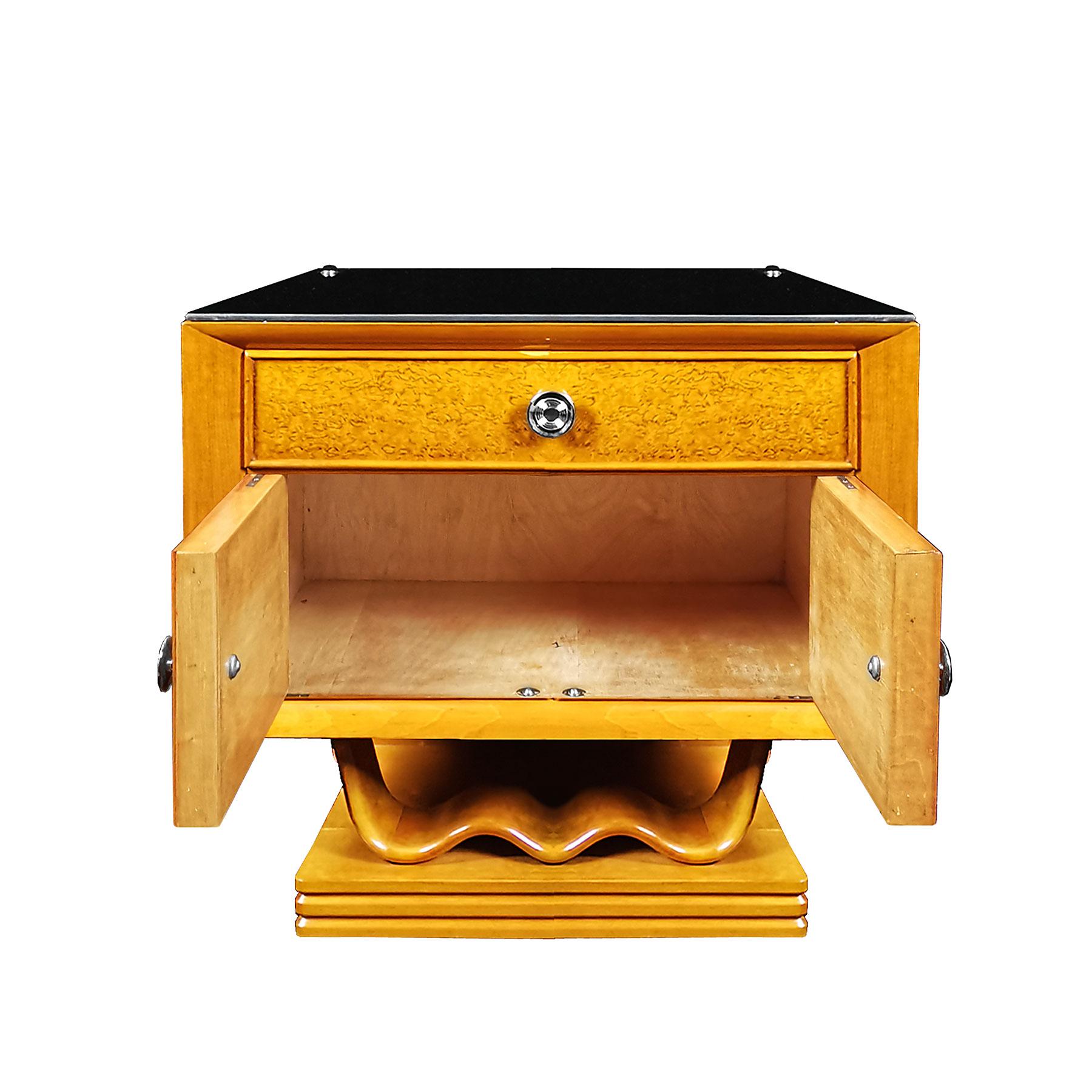 Pair of Mid-Century Modern Nightstands, Maple, Opaline Glass, Brass - Italy In Good Condition In Girona, ES