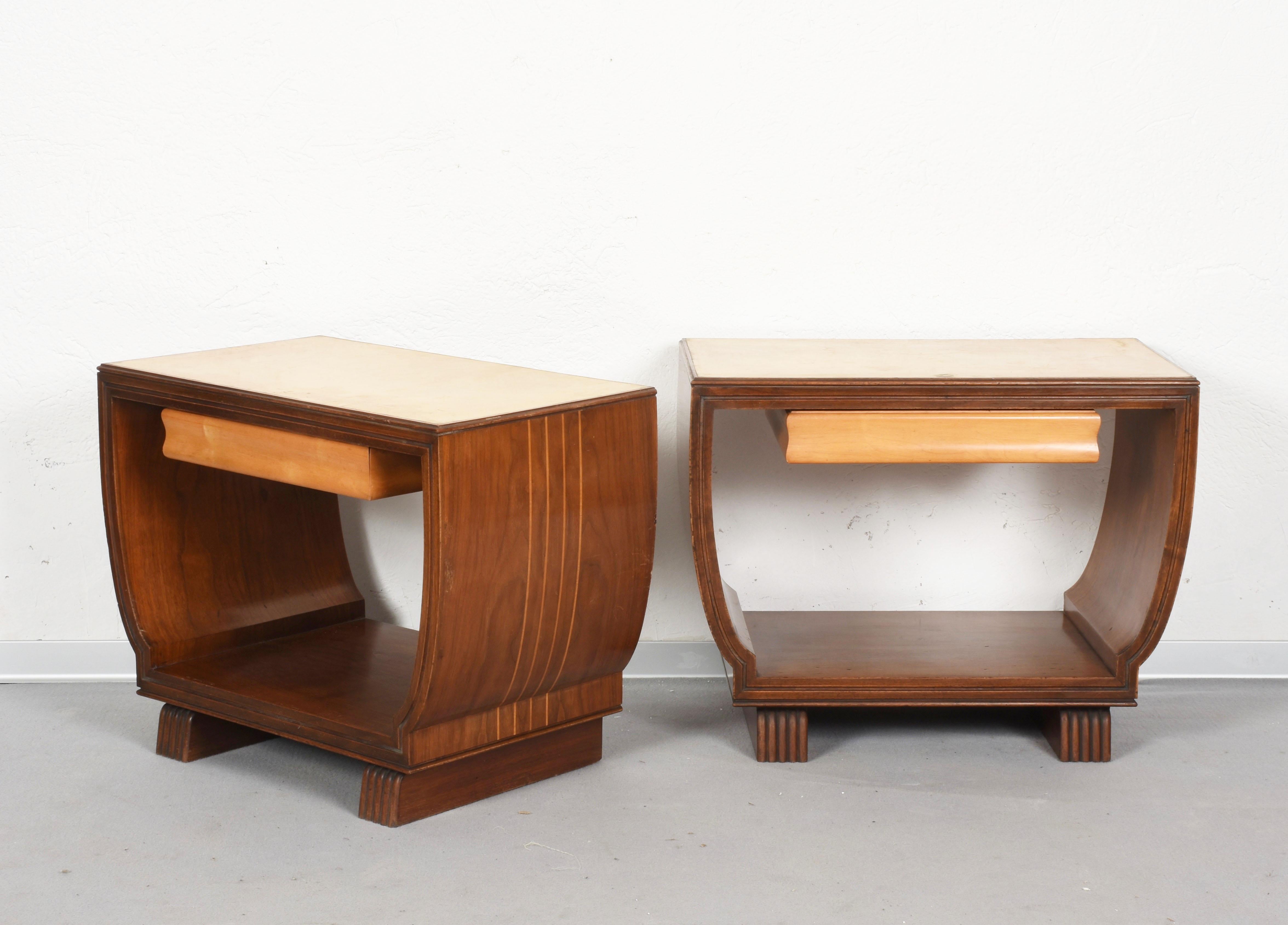 Pair of Italian bedside tables by Valzania made in Italy in the 1930s. Top covered with parchment.
These beautiful bedside tables are attributable to Guglielmo Ulrich.