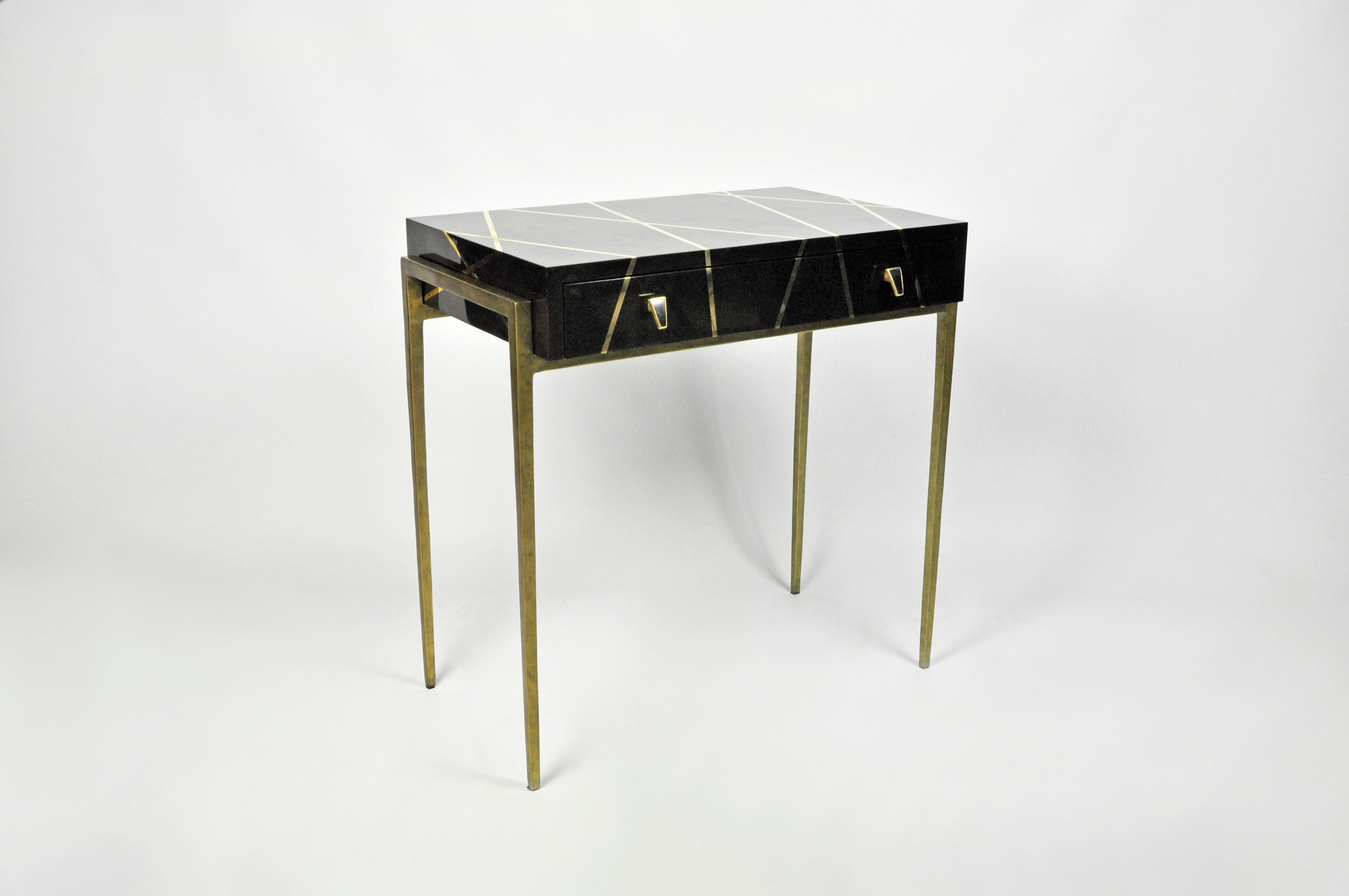 I comodini sono realizzati in intarsio nero lucido con finiture in ottone.
Ha un cassetto sottile e le gambe sono in metallo con una patina di ottone anticato.
I piccoli pomelli sono in ottone con intarsio di conchiglie nere.

Le dimensioni di
