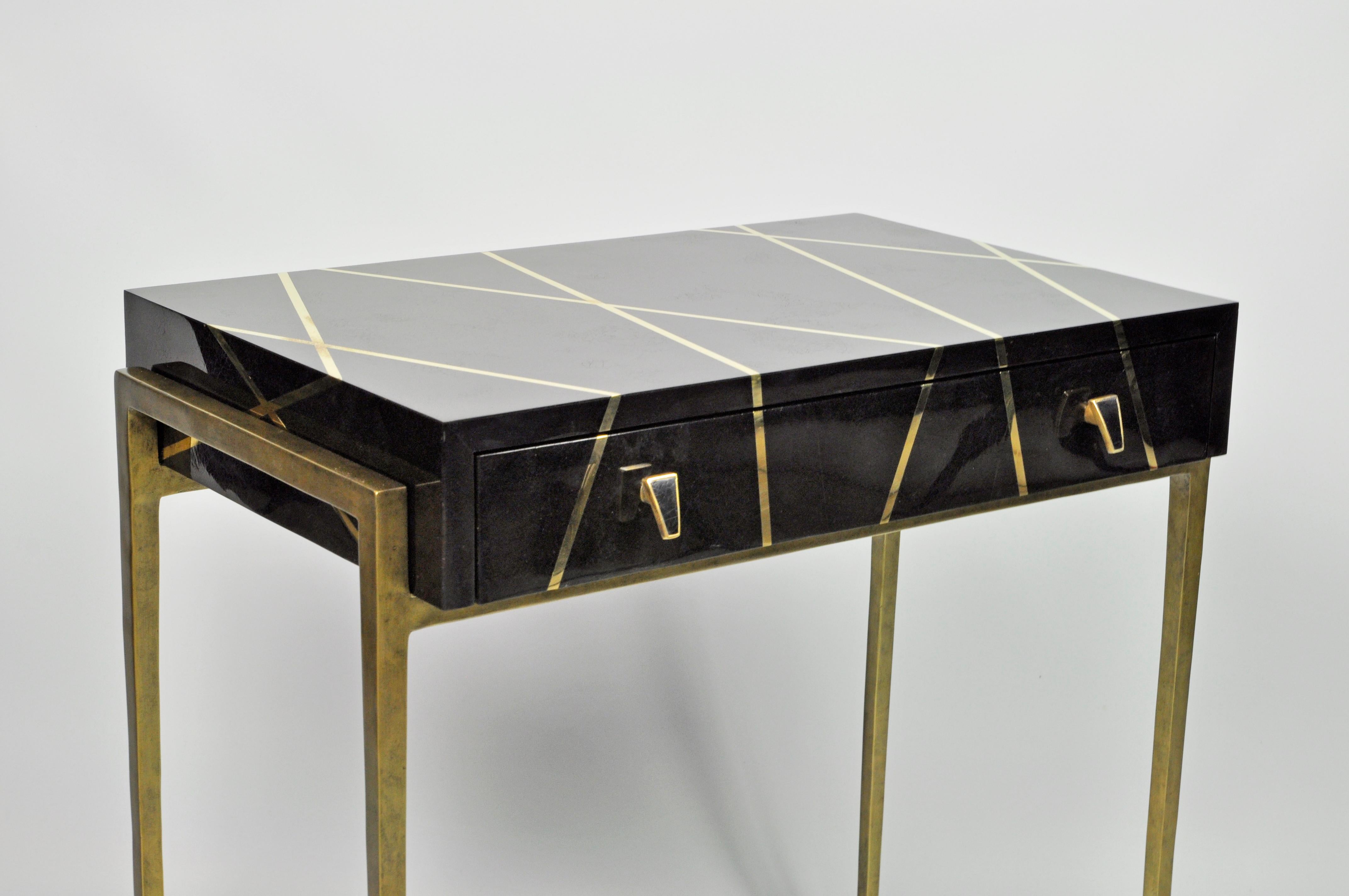 Art Déco Coppia di tavolini da notte in intarsio nero e ottone di Ginger Brown in vendita