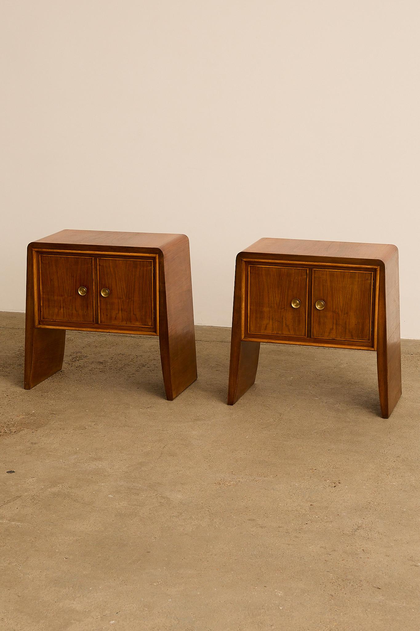 Art déco Paire de tables de nuit. Att. à Paolo Buffa en vente