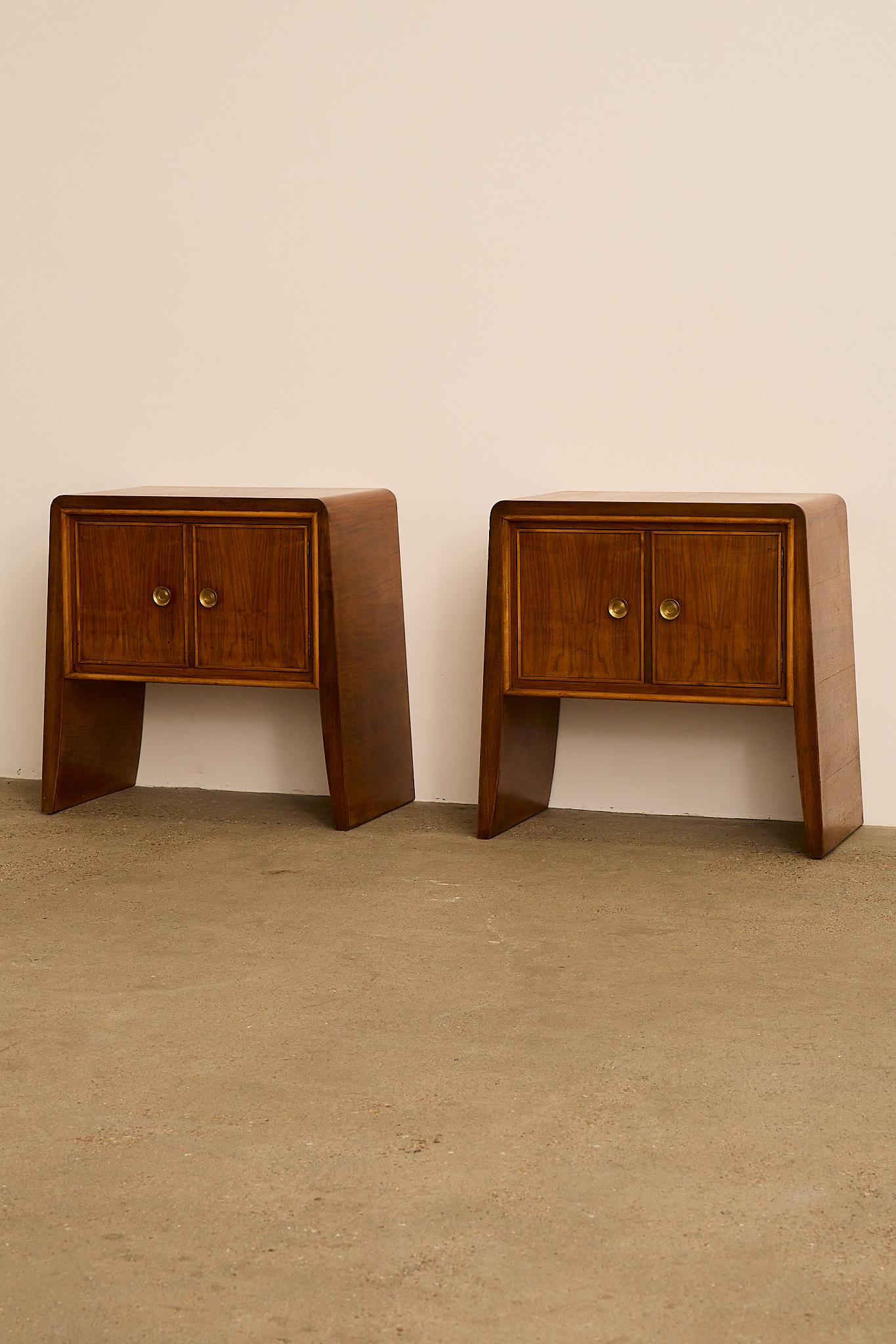 italien Paire de tables de nuit. Att. à Paolo Buffa en vente