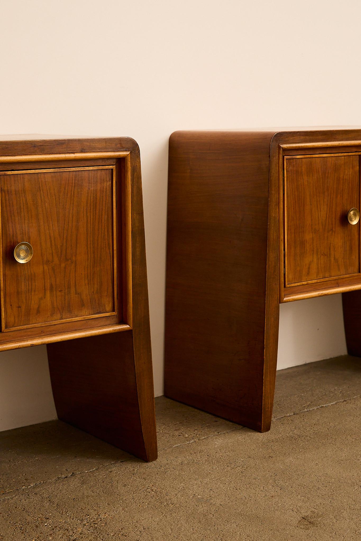 Placage Paire de tables de nuit. Att. à Paolo Buffa en vente