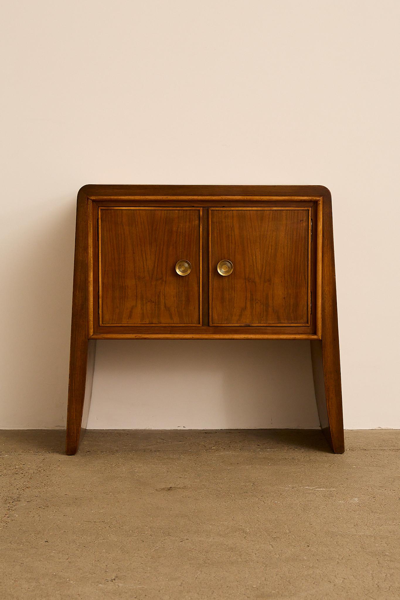 Milieu du XXe siècle Paire de tables de nuit. Att. à Paolo Buffa en vente