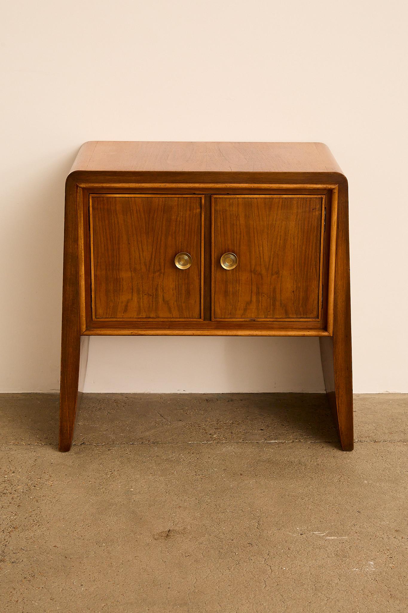 Bois de feuillus Paire de tables de nuit. Att. à Paolo Buffa en vente