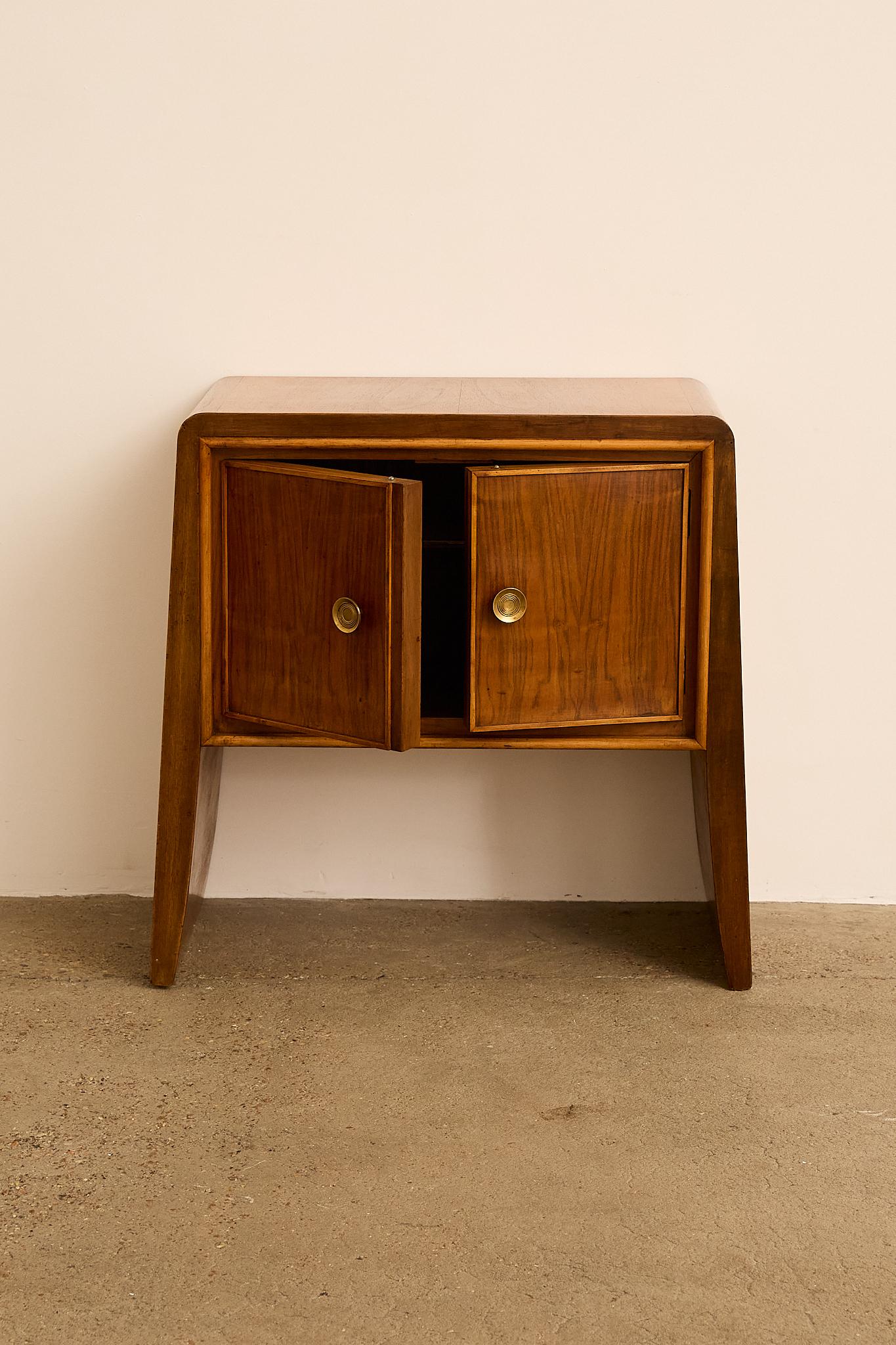 Paire de tables de nuit. Att. à Paolo Buffa en vente 1