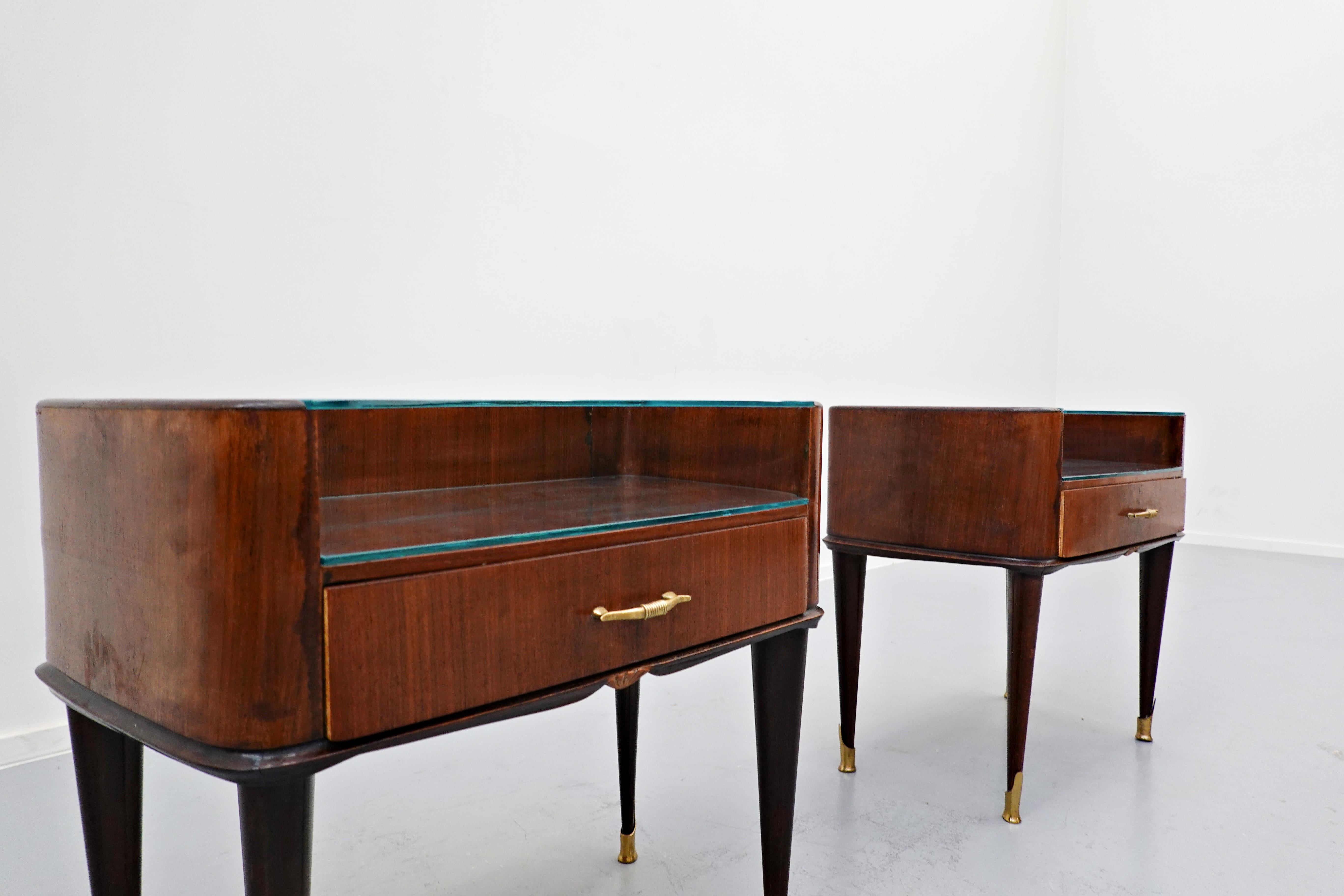 Pair of Mid-Century Modern  Nightstands Attributed to Osvaldo Borsani In Good Condition In Brussels, BE