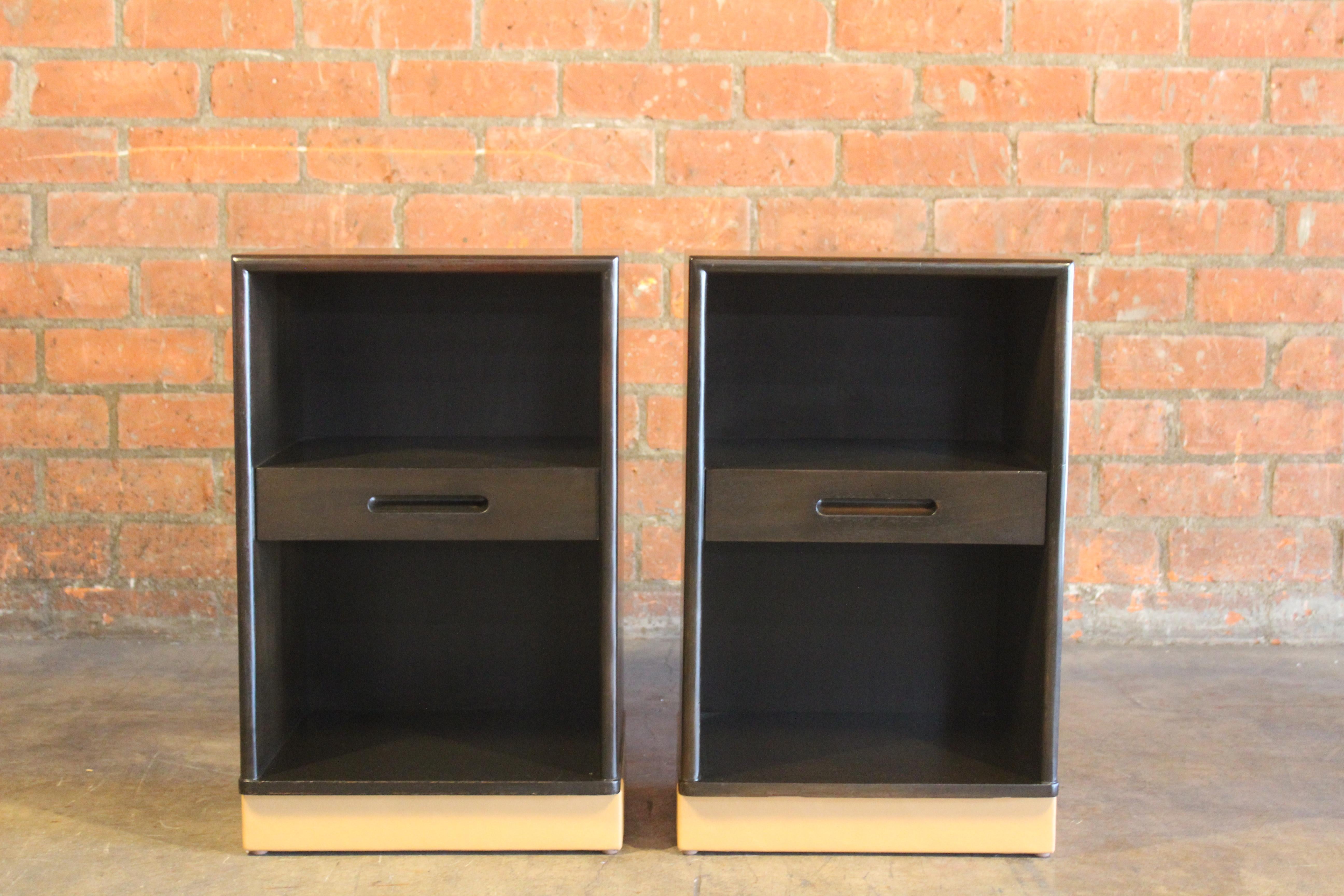 Pair of Nightstands by Edward Wormley for Dunbar, 1950s In Good Condition In Los Angeles, CA