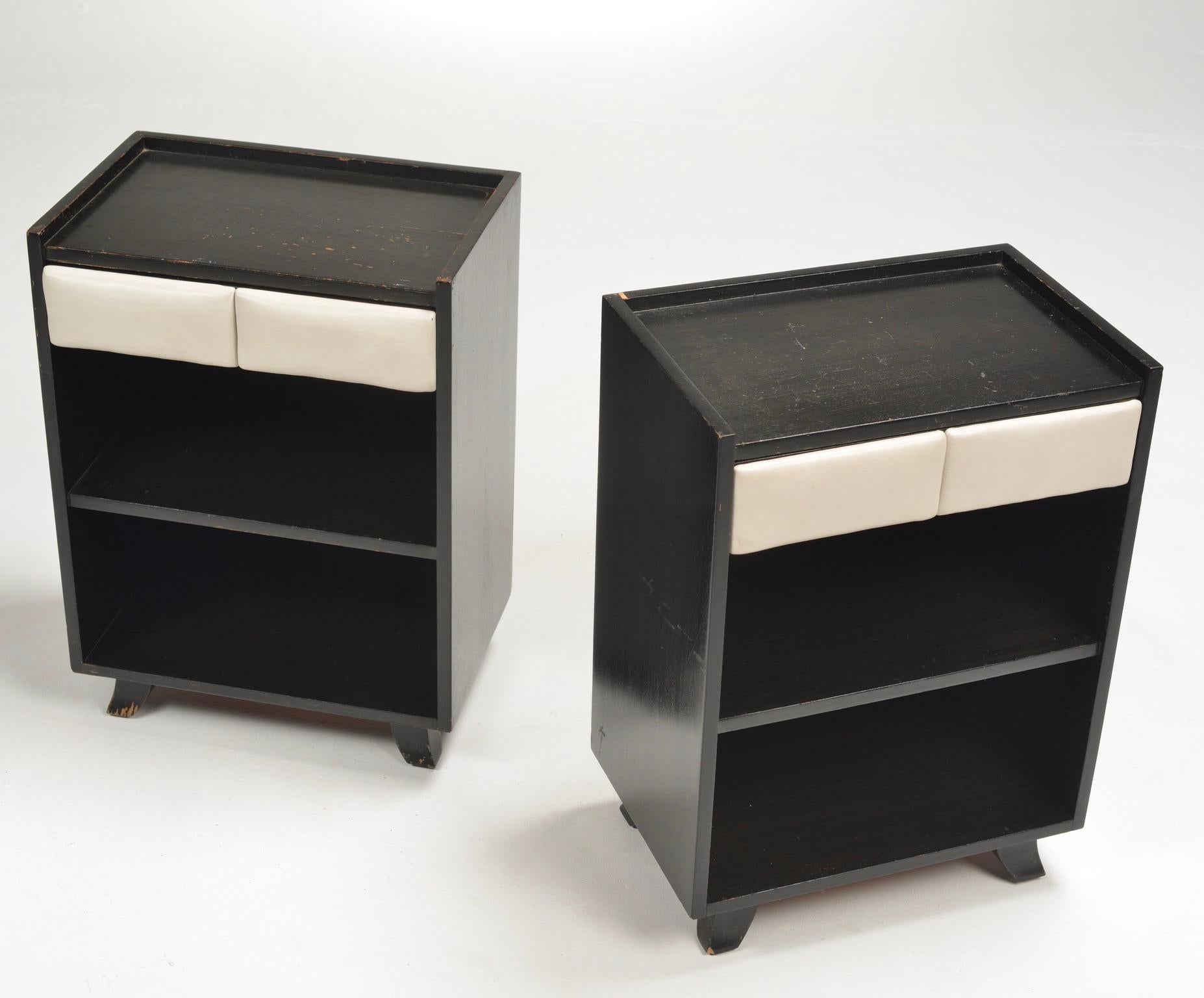 Realizzato in vinile originale e mogano. Contrassegnato da una scritta. Si tratta di un esemplare molto raro di Gilbert Rohde, che ha salvato l'azienda di mobili Herman Miller con la sua idea di realizzare mobili per la casa moderna.

Nota bene: il