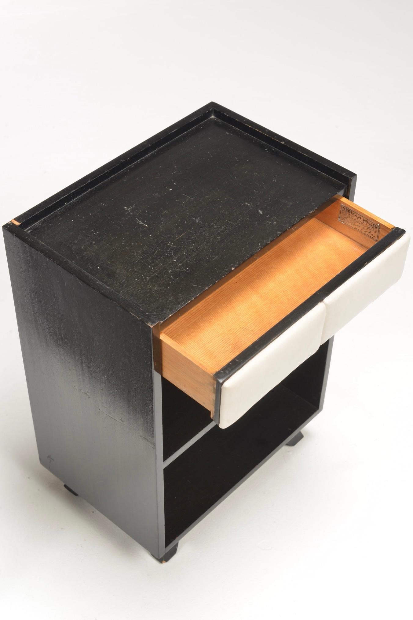 Mid-Century moderno Coppia di comodini di Gilbert Rohde per Herman Miller in vendita