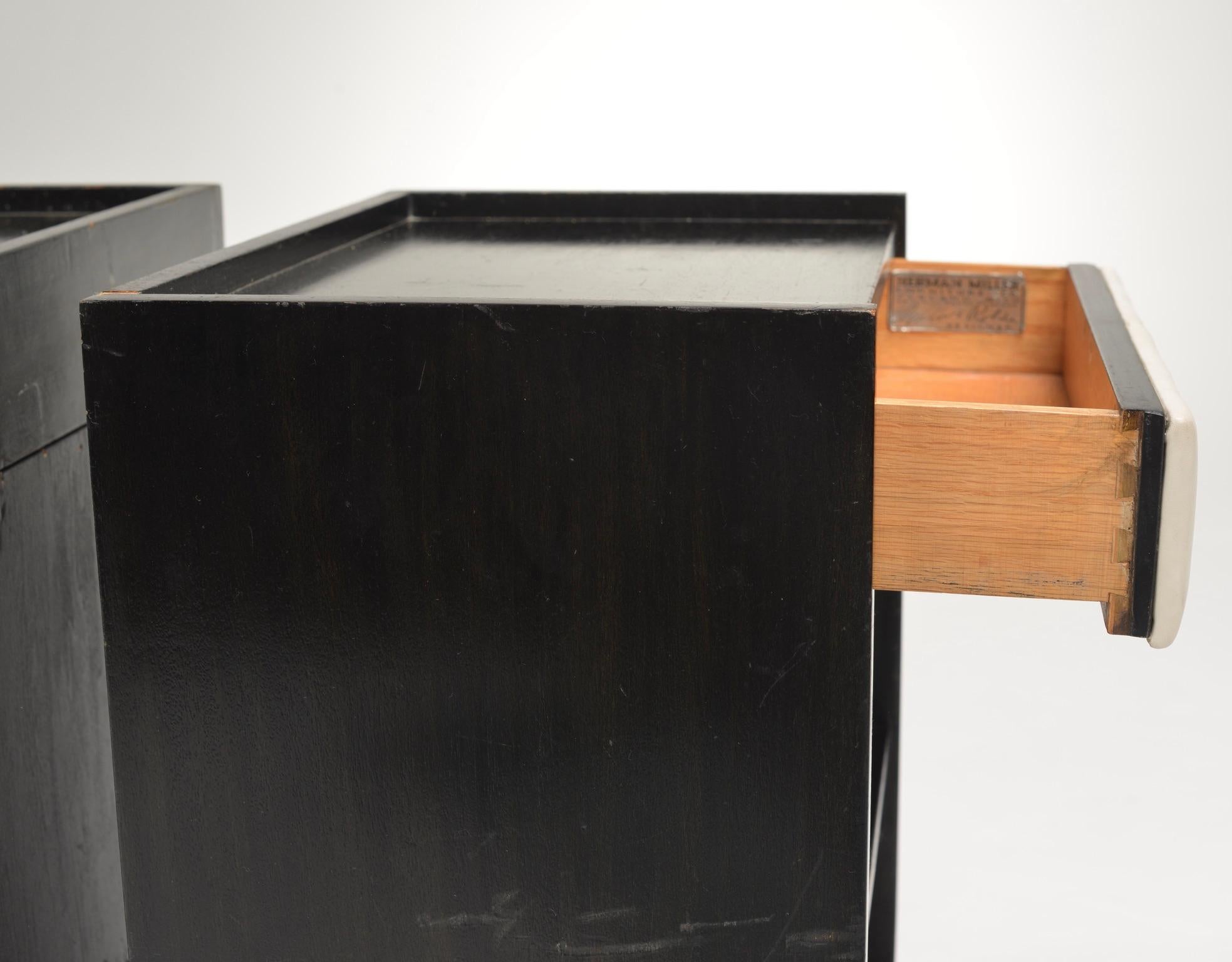 Coppia di comodini di Gilbert Rohde per Herman Miller In condizioni buone in vendita a Los Angeles, CA