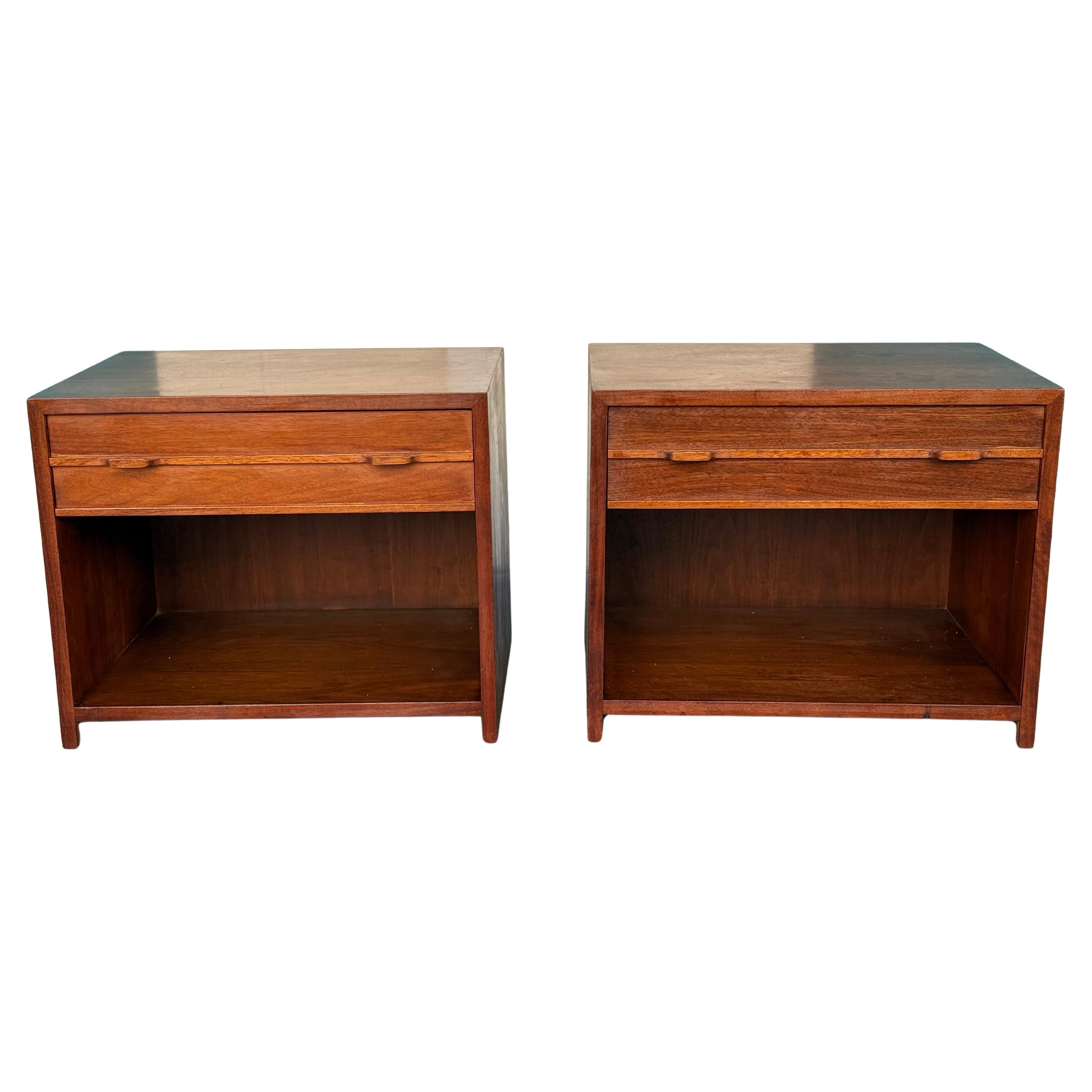 Ein Paar moderne Nachttische im Vintage-Stil, entworfen von John Kapel für Glenn of California in den Vereinigten Staaten, ca. 1950er Jahre.

Seltenes Designerstück. Der Preis gilt für das Paar.

Sehr guter Vintage-Zustand mit kleinen Schrammen, wie