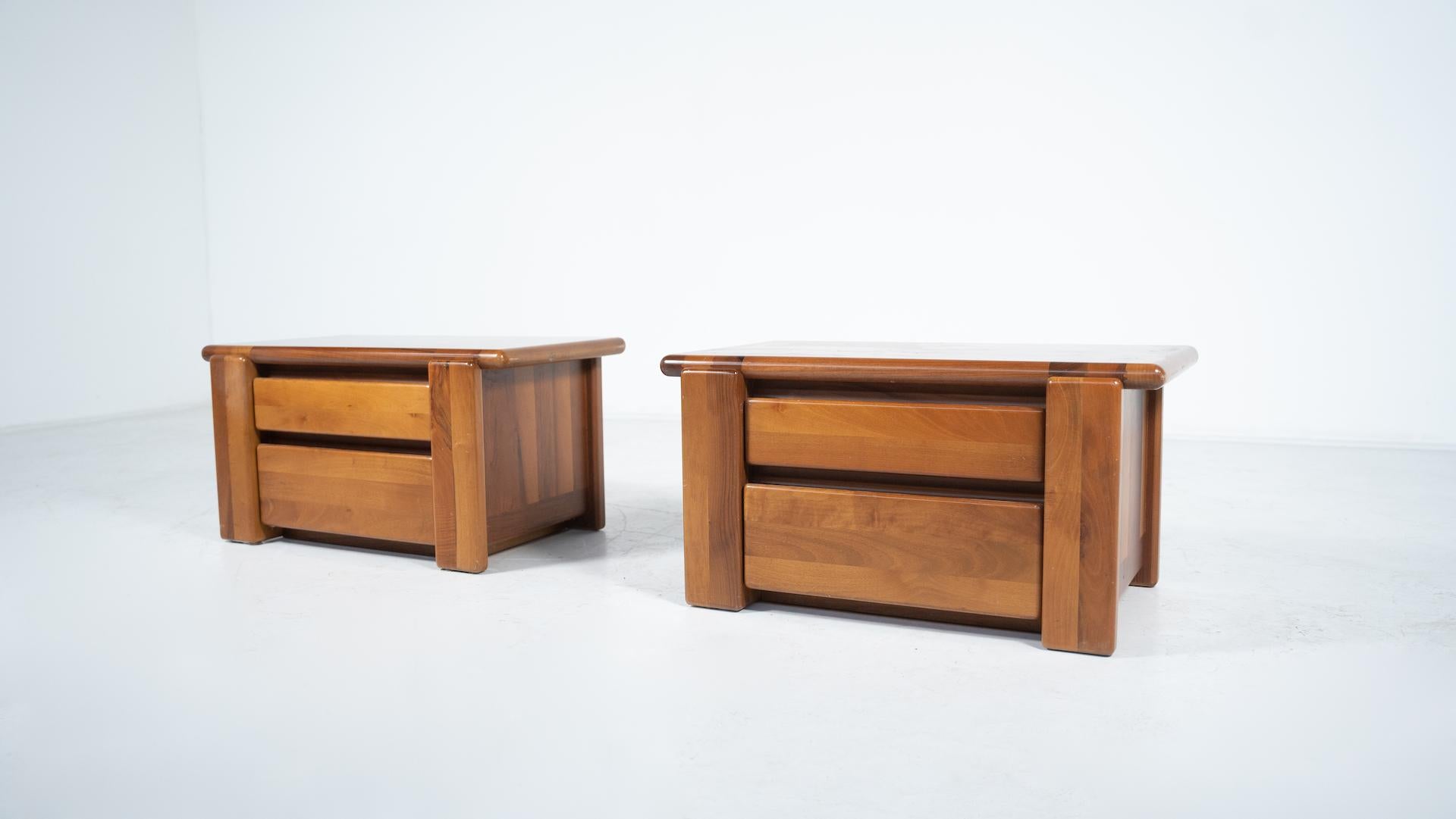 Pareja de mesillas de noche de Mario Marenco para Mobil Girgi, Italia
Mario Marenco nació en 1933. Estudió arquitectura en Nápoles y obtuvo becas de investigación para Estocolmo y Chicago. En 1960 abrió en Roma su propio taller de arquitectura y