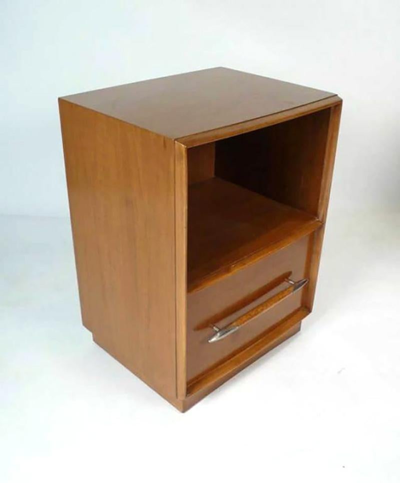 Paire d'élégantes tables de nuit ou tables d'appoint, conçues par AT&T. CIRCA pour Widdicomb, américain, vers les années 1950. De taille polyvalente, elles peuvent être utilisées comme tables de chevet, d'appoint ou d'appoint. Elles sont