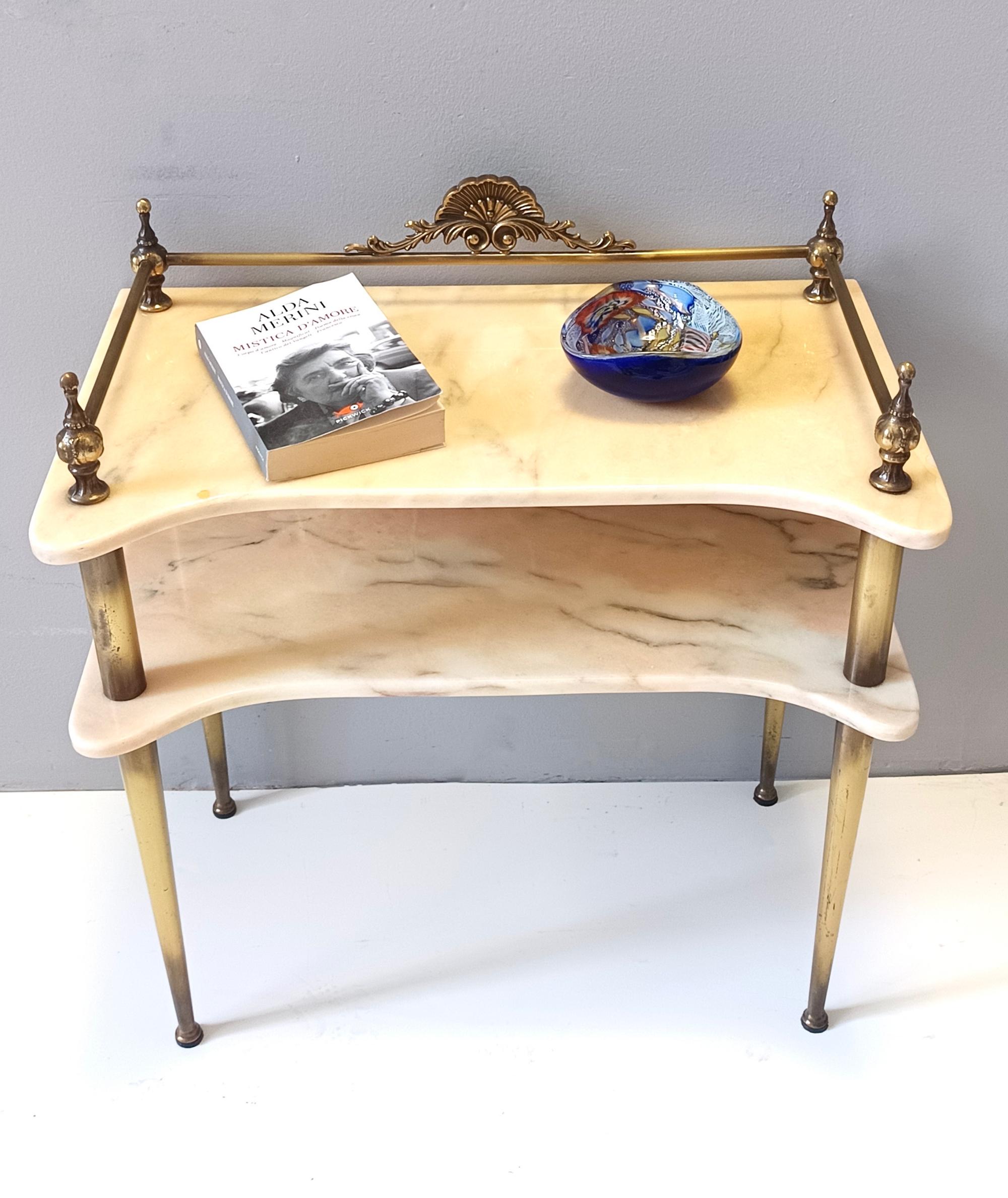 Fabriqué en Italie, années 1960.
Elles sont dotées de pieds en laiton et d'étagères en marbre rose portugais.
Ces tables de nuit sont d'époque et peuvent donc présenter de légères traces d'utilisation, mais elles peuvent être considérées comme étant