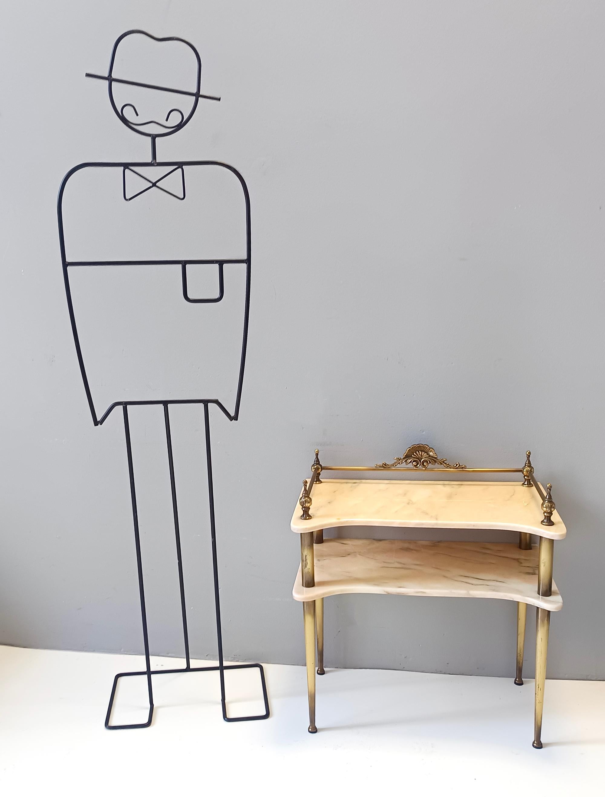 Mid-Century Modern Paire de tables de nuit / consoles avec dessus en marbre et pieds en laiton, Italie en vente