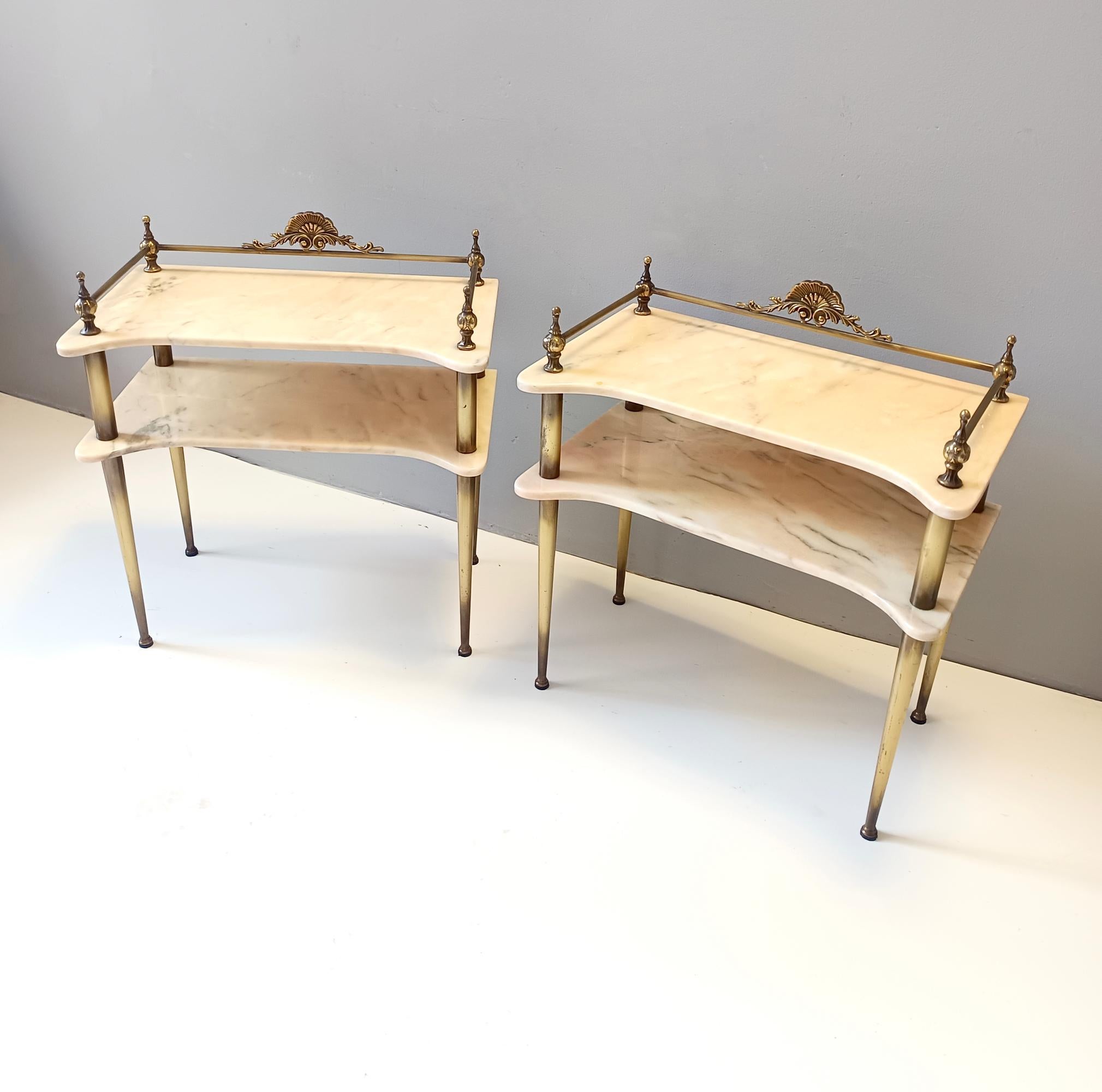 italien Paire de tables de nuit / consoles avec dessus en marbre et pieds en laiton, Italie en vente