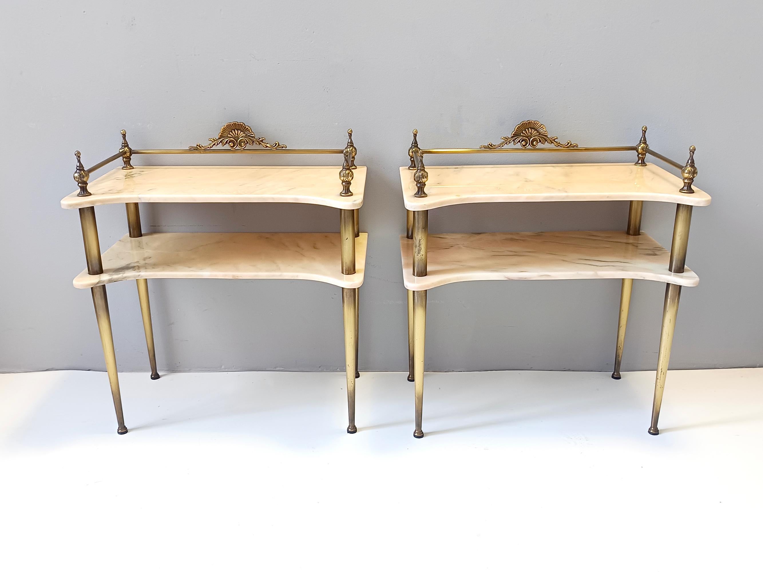 Paire de tables de nuit / consoles avec dessus en marbre et pieds en laiton, Italie Excellent état - En vente à Bresso, Lombardy