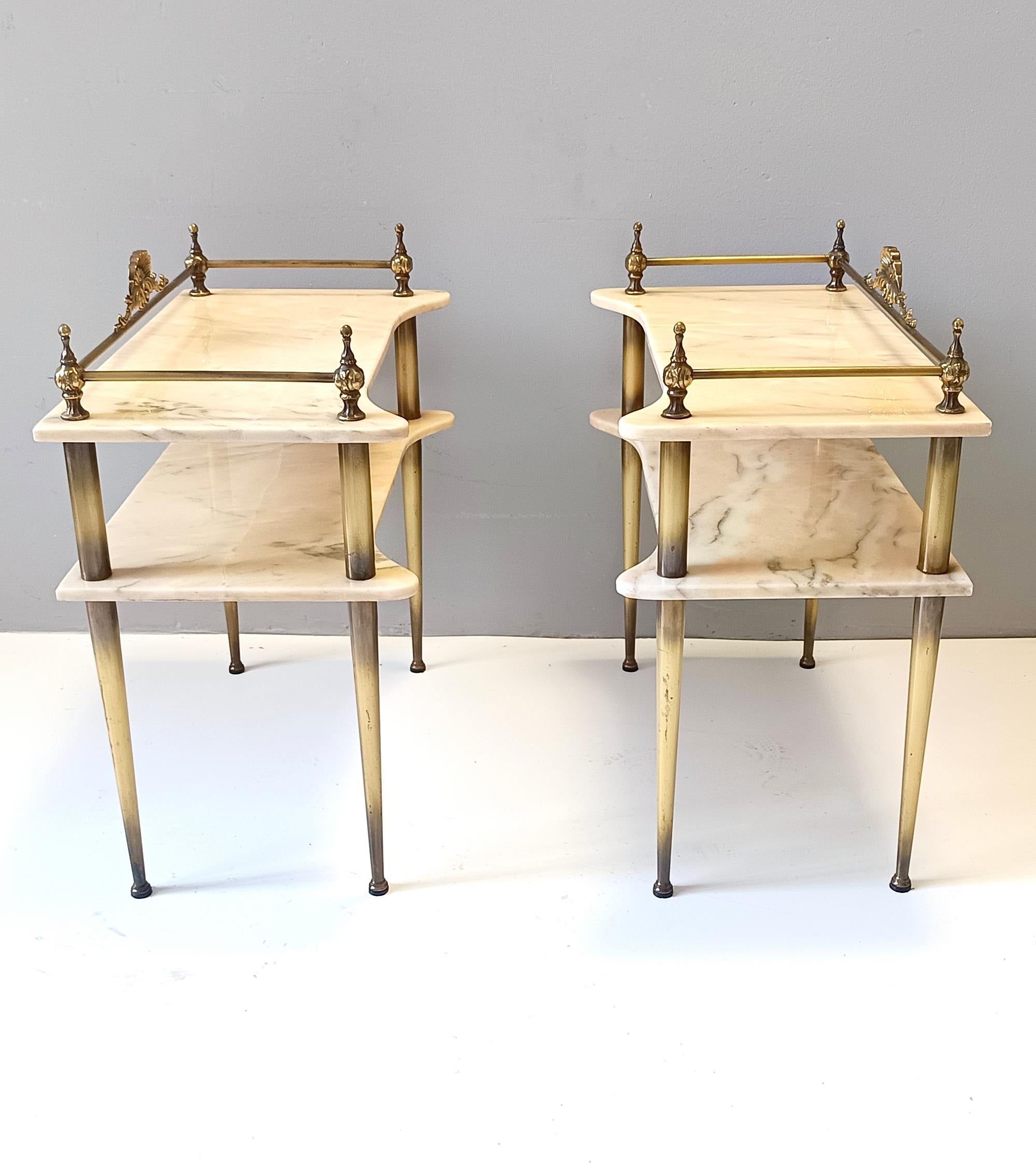 Milieu du XXe siècle Paire de tables de nuit / consoles avec dessus en marbre et pieds en laiton, Italie en vente