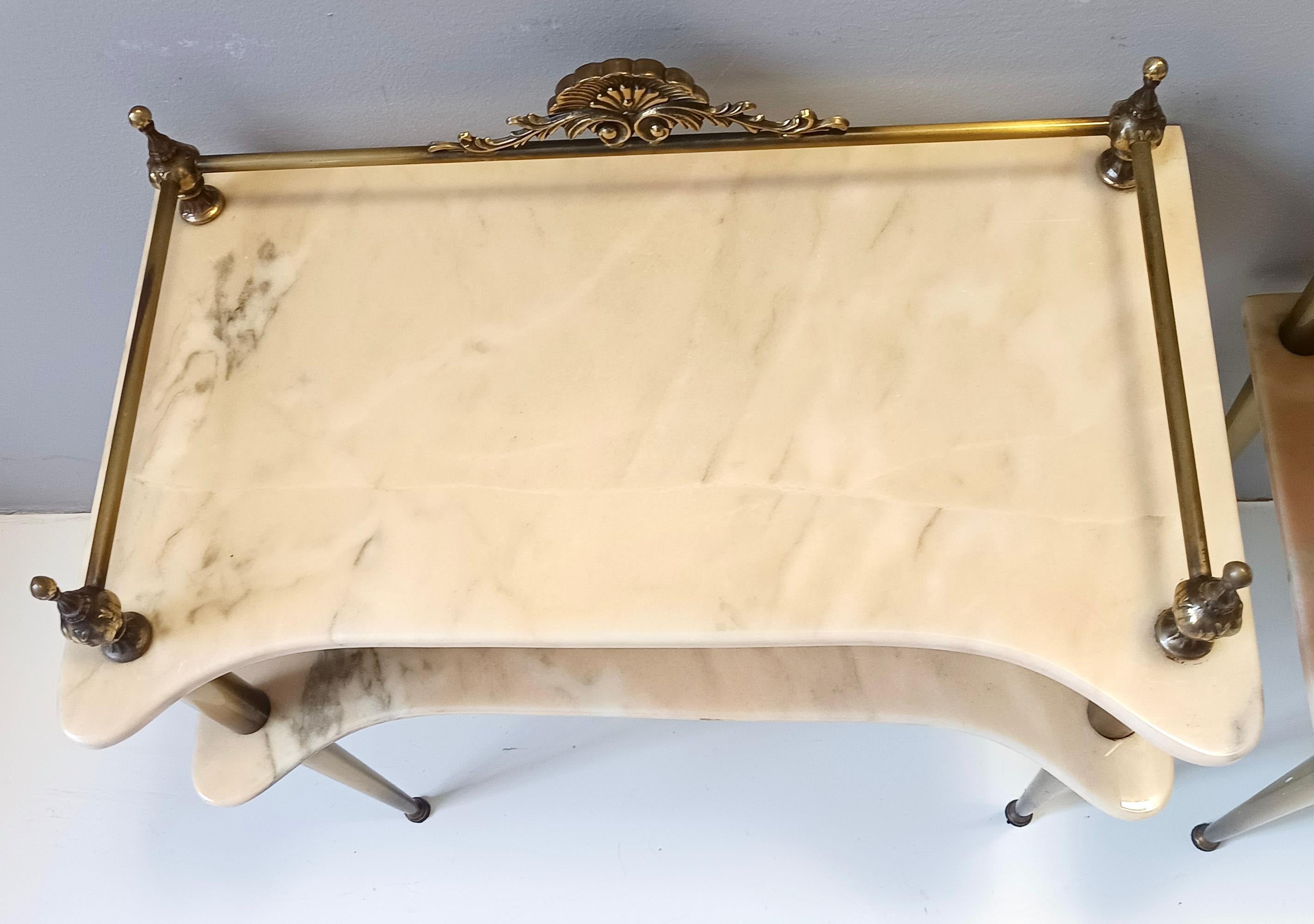 Laiton Paire de tables de nuit / consoles avec dessus en marbre et pieds en laiton, Italie en vente
