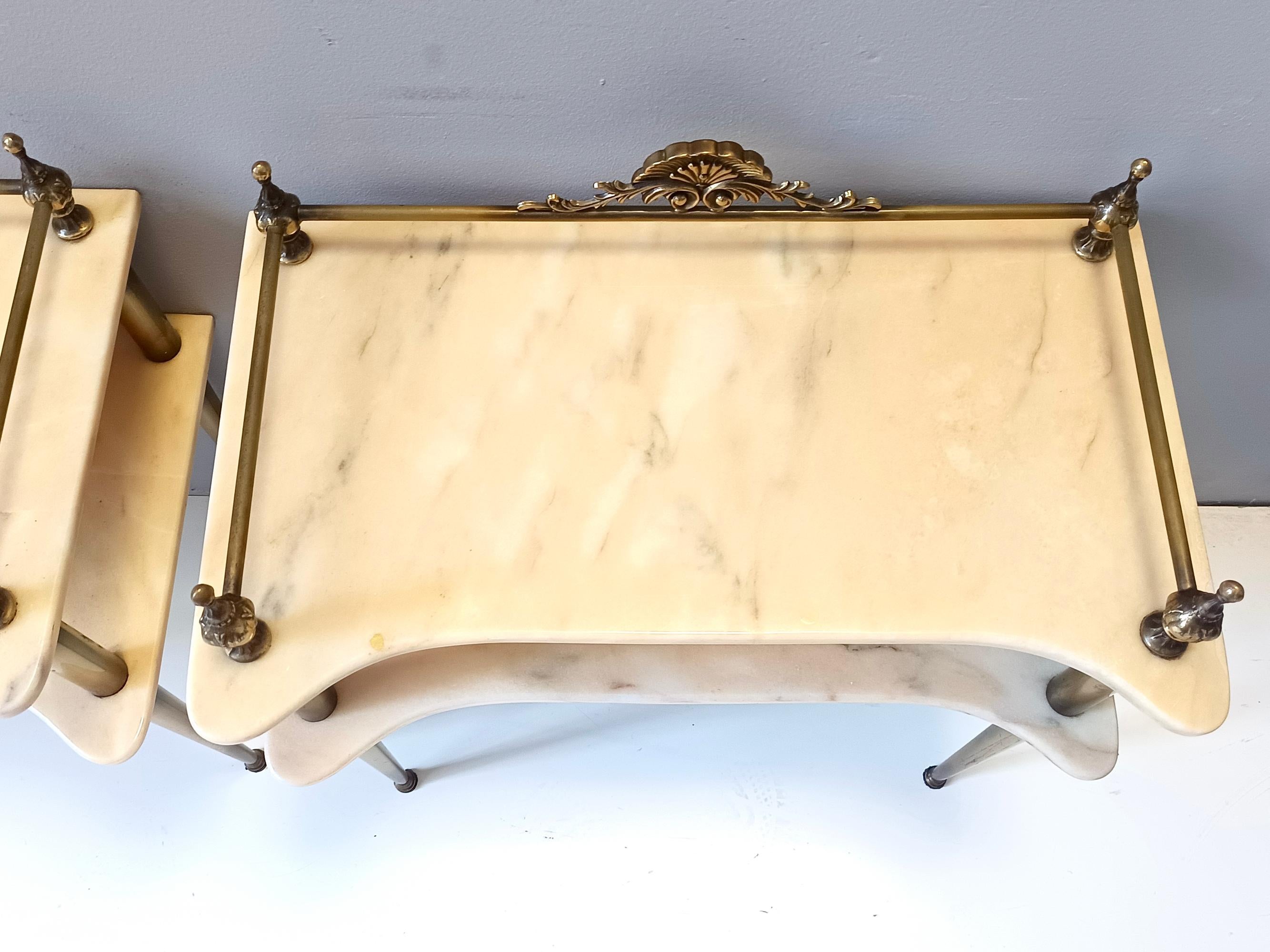Paire de tables de nuit / consoles avec dessus en marbre et pieds en laiton, Italie en vente 1