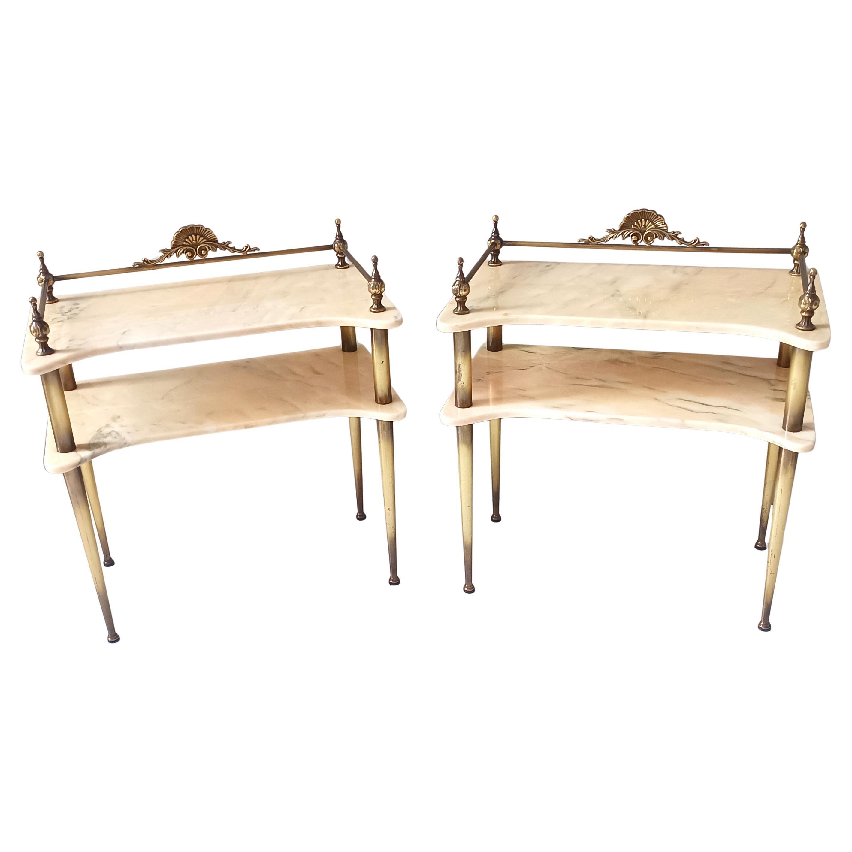 Paire de tables de nuit / consoles avec dessus en marbre et pieds en laiton, Italie en vente
