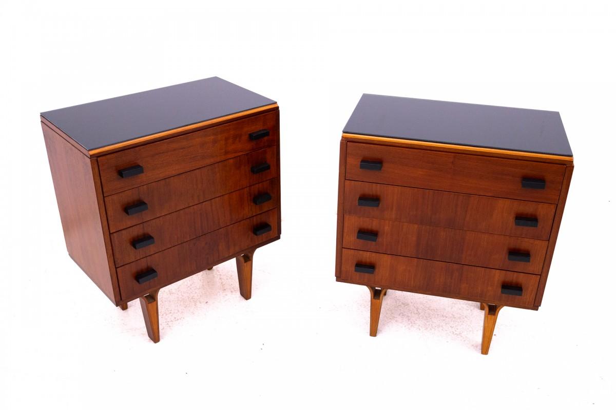 Coppia di comodini degli anni '70, Cecoslovacchia, disegnati da Frantisek Mezulanik.

L'arredamento è in ottime condizioni, dopo una ristrutturazione professionale.

Dimensioni: altezza 65 cm / larghezza 55 cm / profondità 35 cm