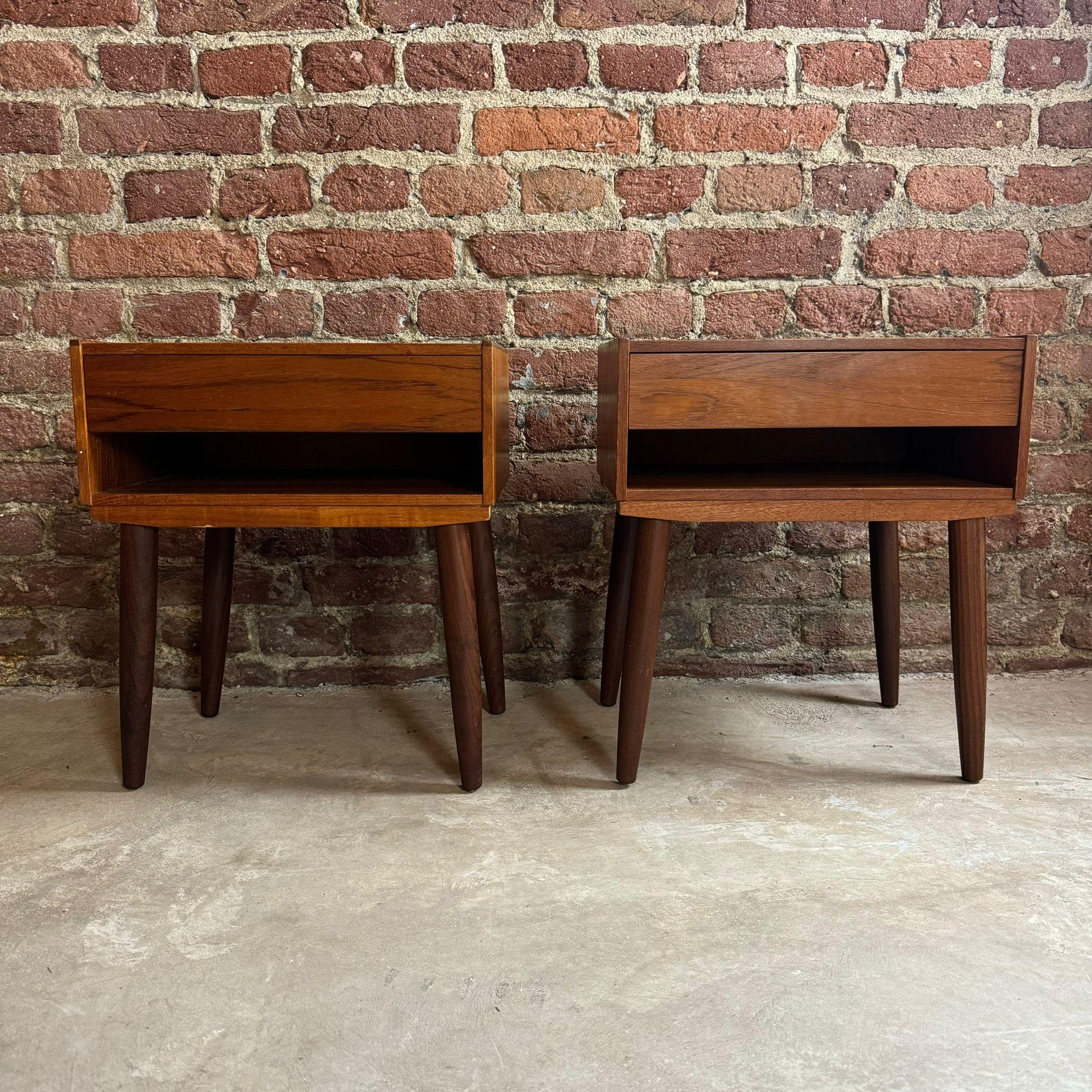 Pareja de mesillas de noche, Dinamarca 1960 Danés en venta