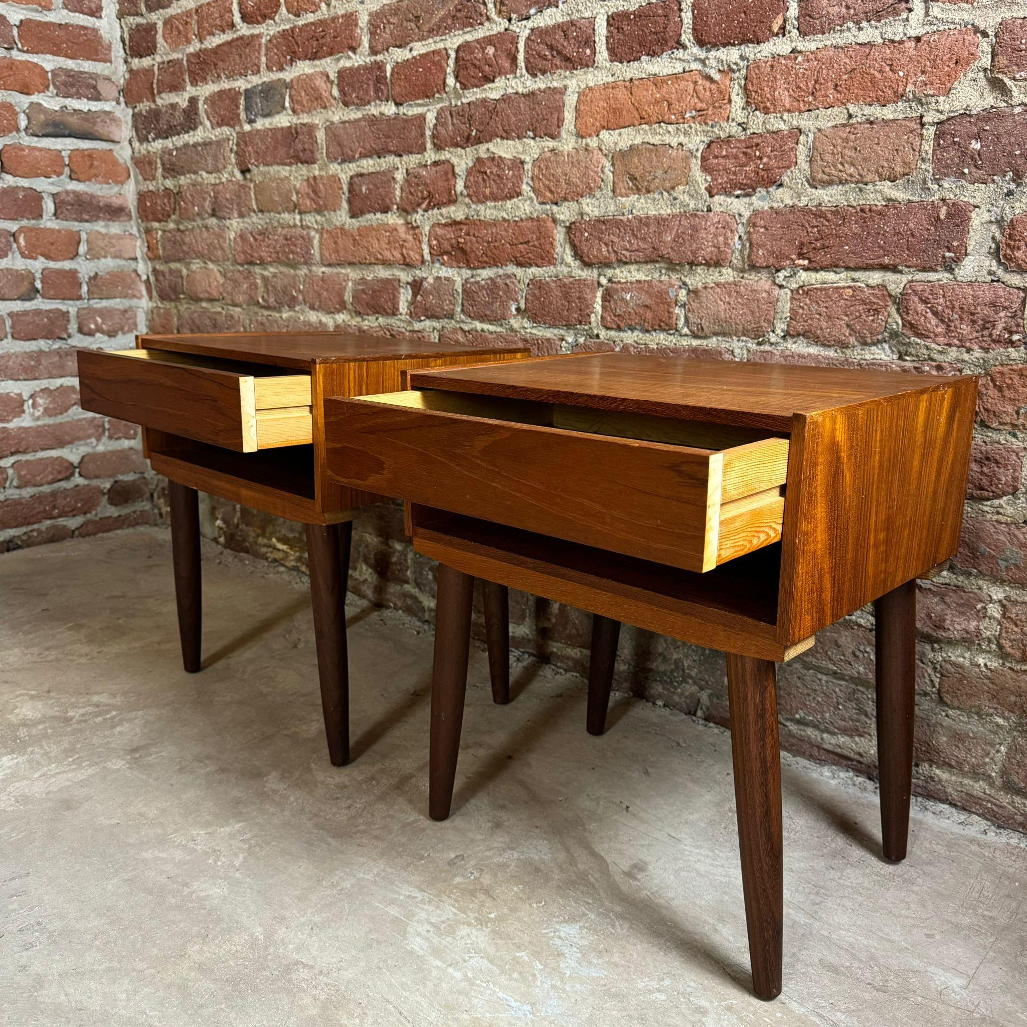 Pareja de mesillas de noche, Dinamarca 1960 Chapado en venta