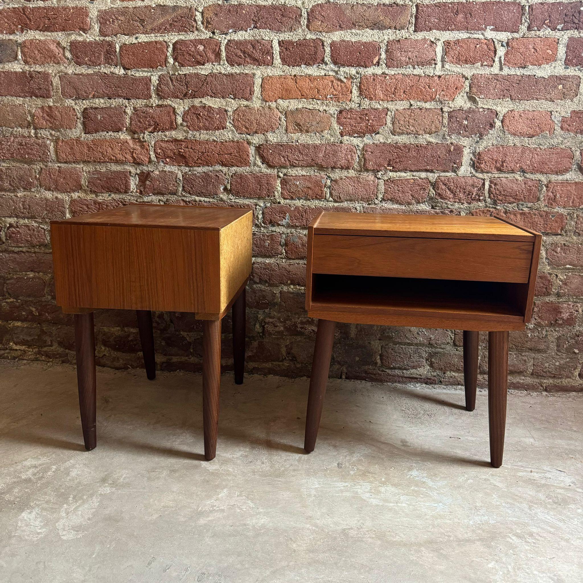 Pareja de mesillas de noche, Dinamarca 1960 mediados del siglo XX en venta