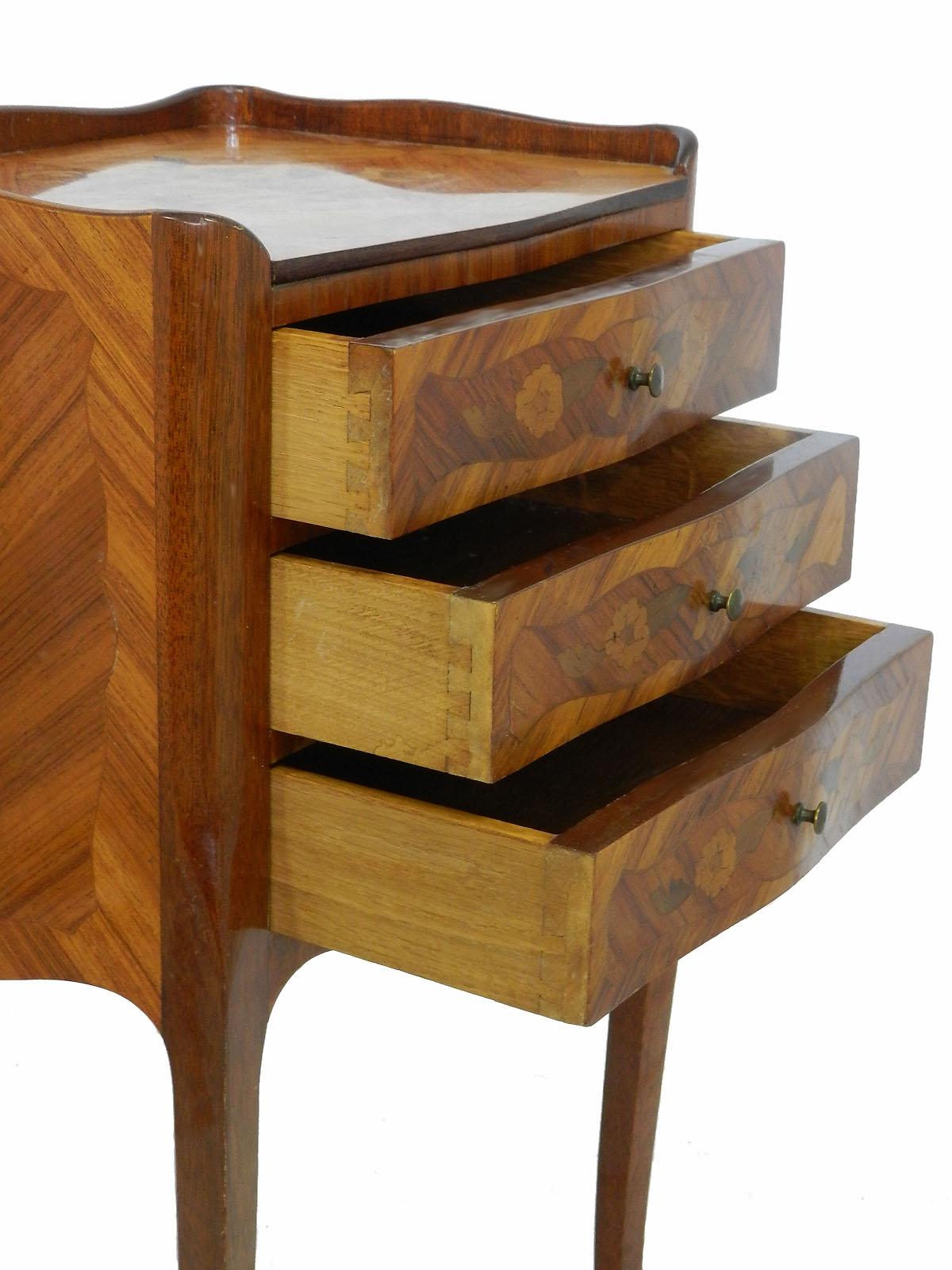 Inlay Pair of Nightstands French Bedside Tables Early 20th Century Louis Commodes