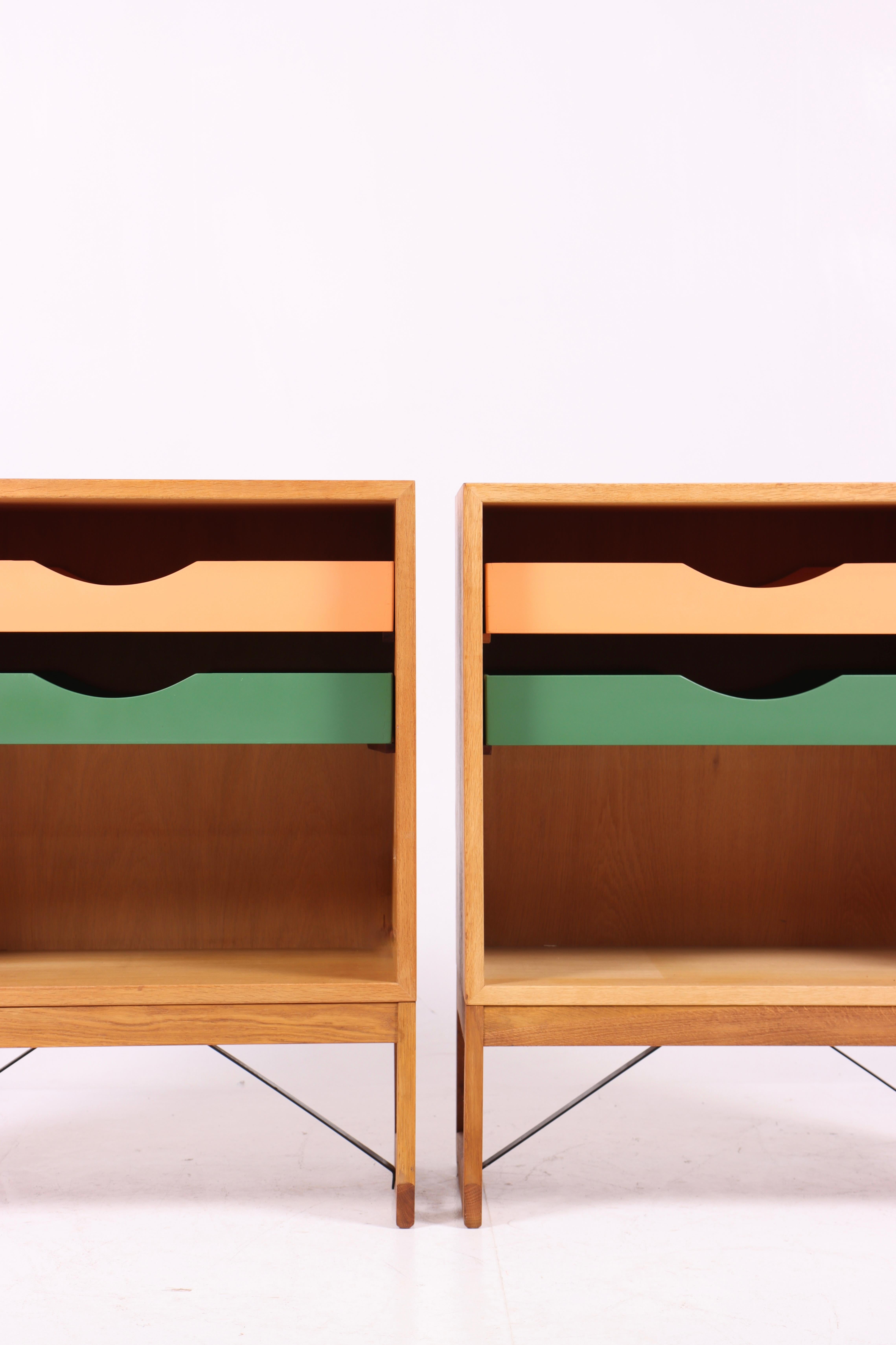 Coppia di comodini in Oak con ripiani regolabili. Progettato dall'architetto danese Børge Mogensen per l'ebanisteria Karl Andersson. Realizzato in Svezia negli anni '60. Ottime condizioni.
