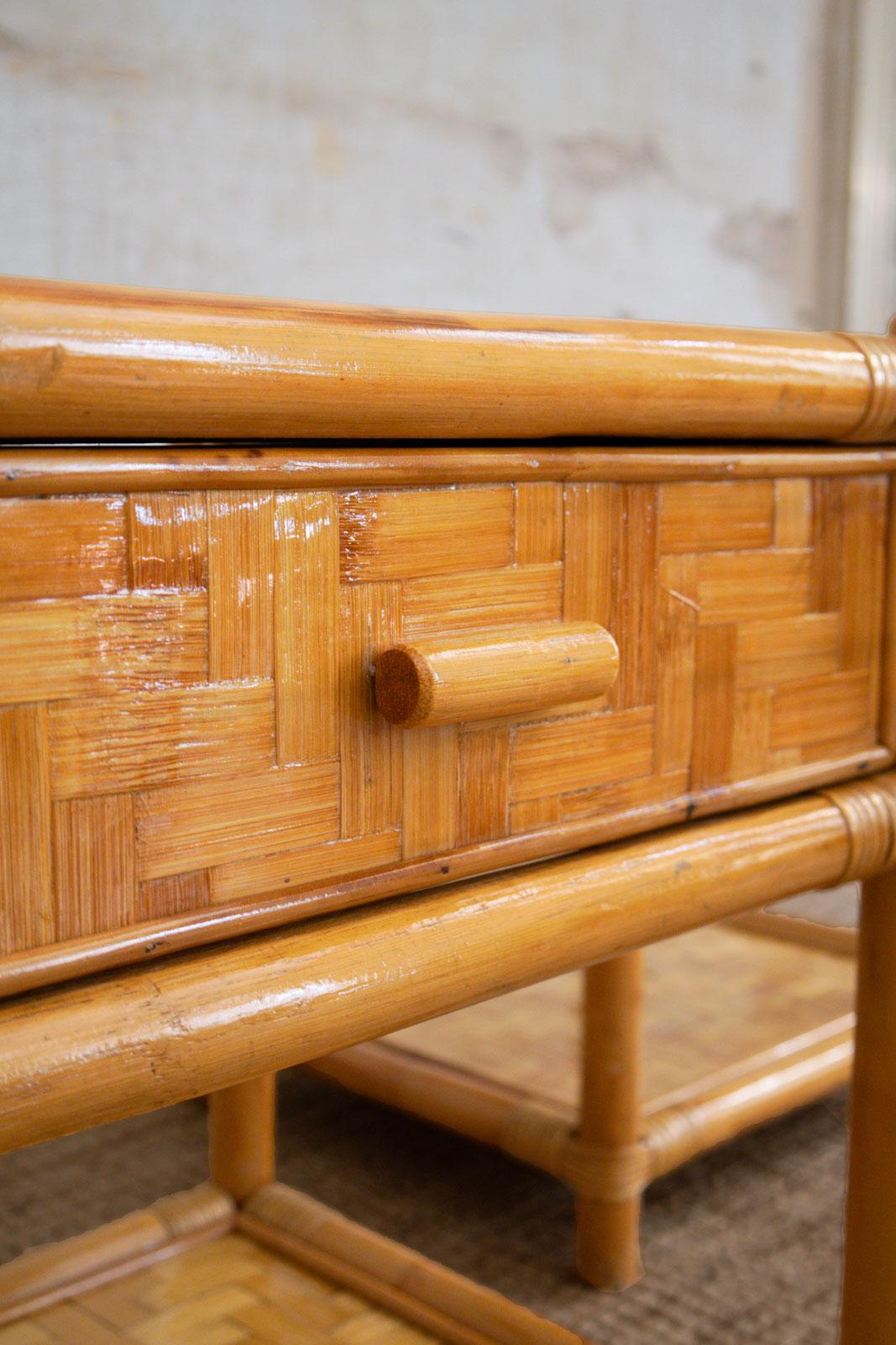 Paire de tables de nuit en bambou pressé - 1970 en vente 1