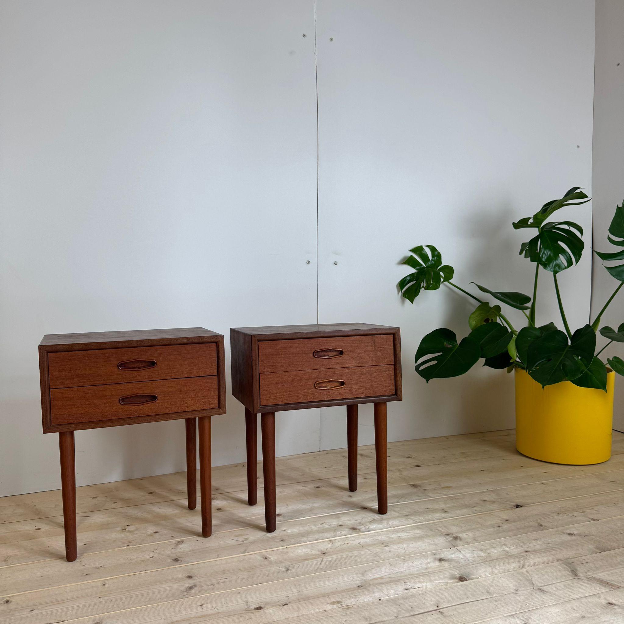 Mid-Century Modern Pair of nightstands in teak, Denmark 1960 For Sale