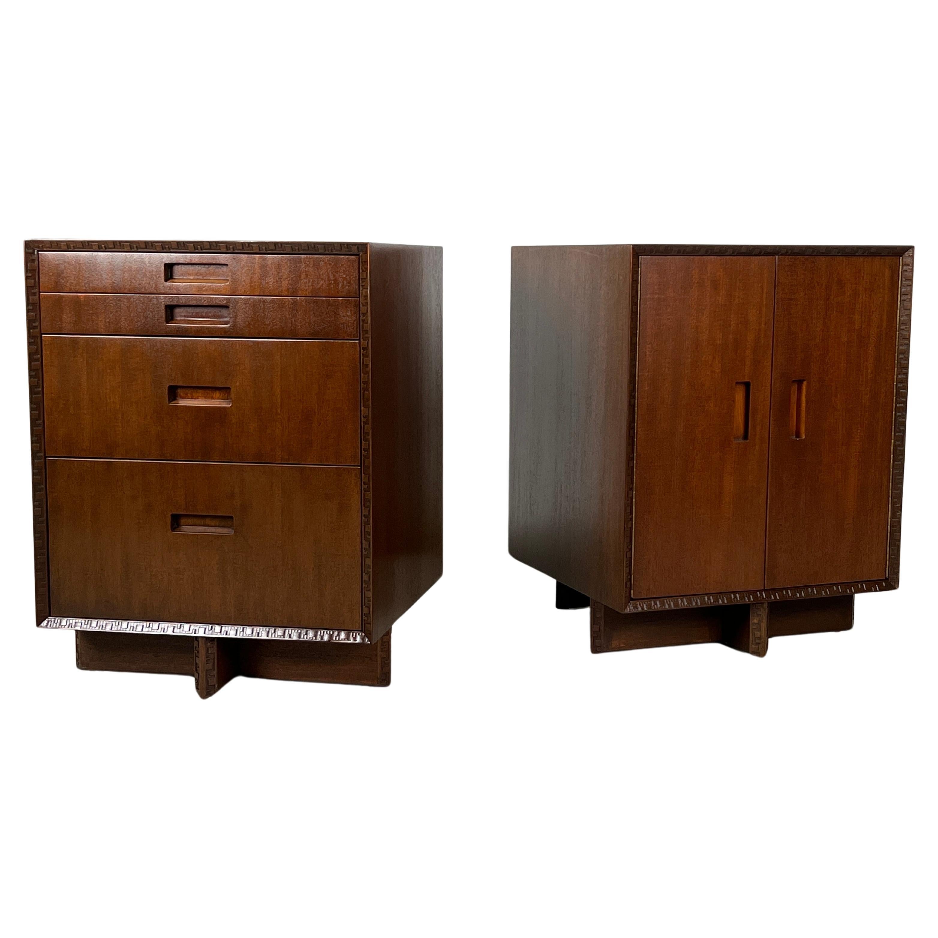 Paire de tables de nuit / petites armoires de Frank Lloyd Wright pour Henredon