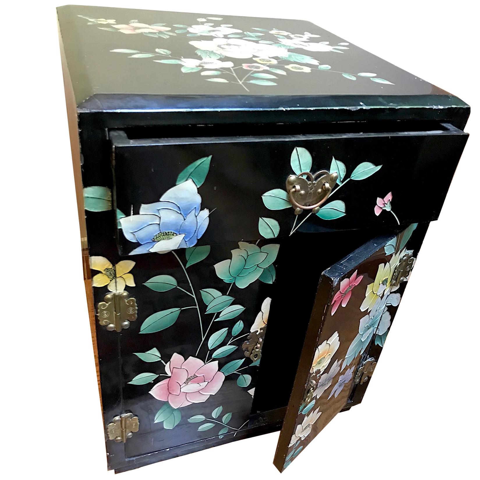 Pair of Nightstands with Floral Decoration For Sale 2