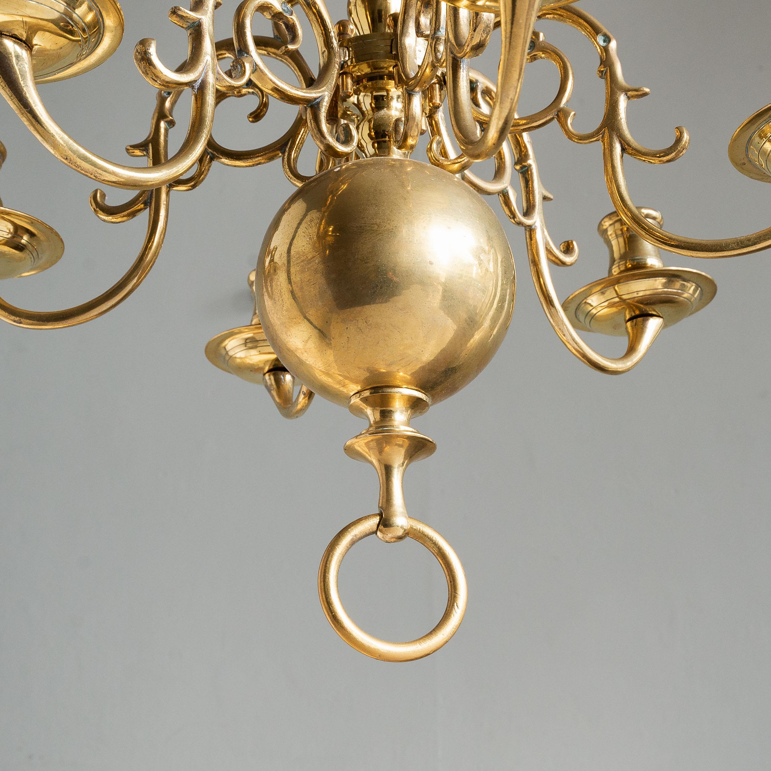 Coppia di lampadari a candela in stile olandese del XIX secolo in vendita 8