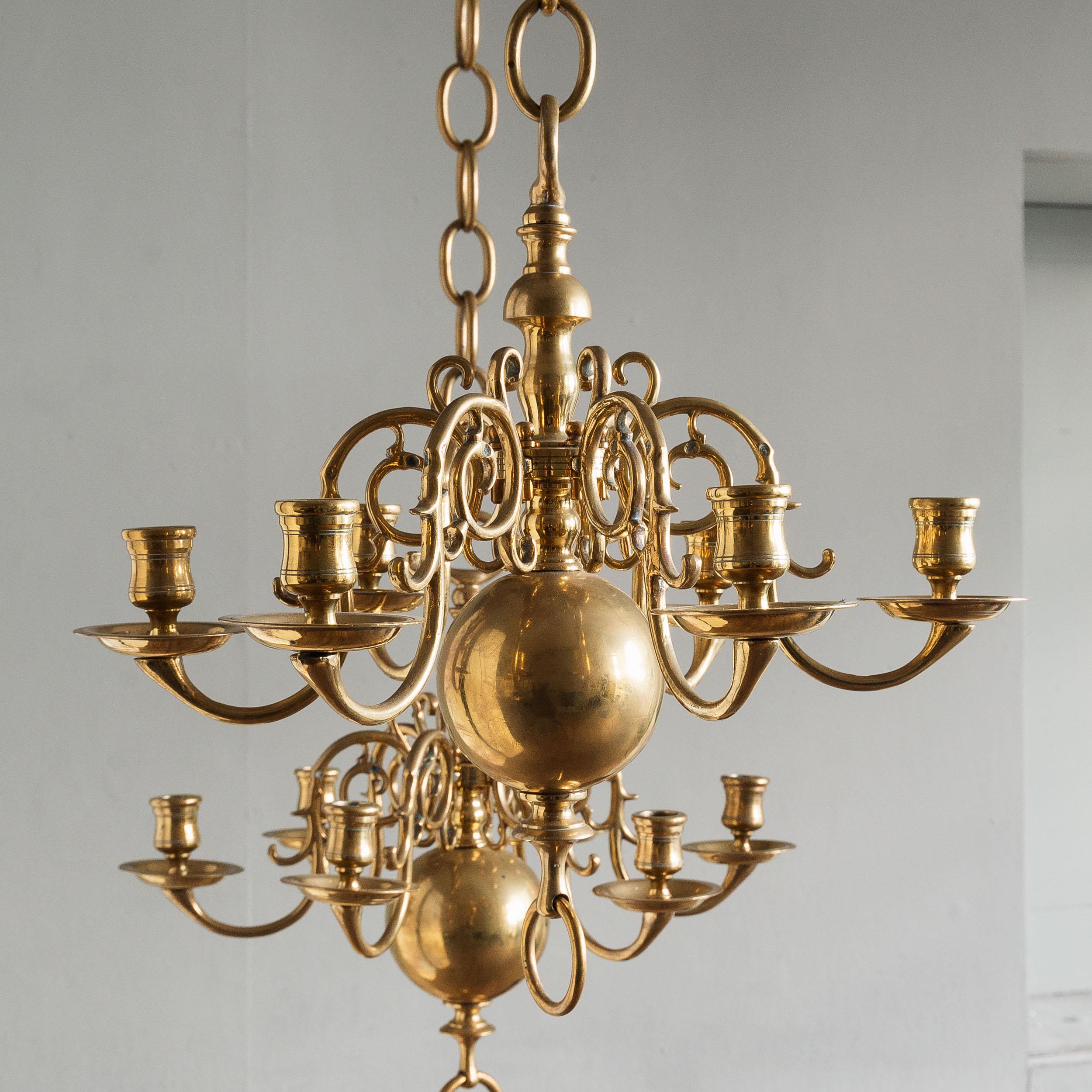Coppia di lampadari a candela fiamminghi del primo Ottocento, in stile primo Settecento, con bracci a spillo. Se necessario, può essere cablato per l'elettricità. Con le loro catene originali, una più lunga dell'altra.

Dimensioni:	42,5 cm (16¾
