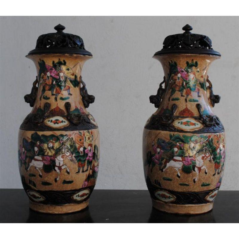 Pair of Nineteenth Century Nanjing Vases In Good Condition For Sale In Marseille, FR