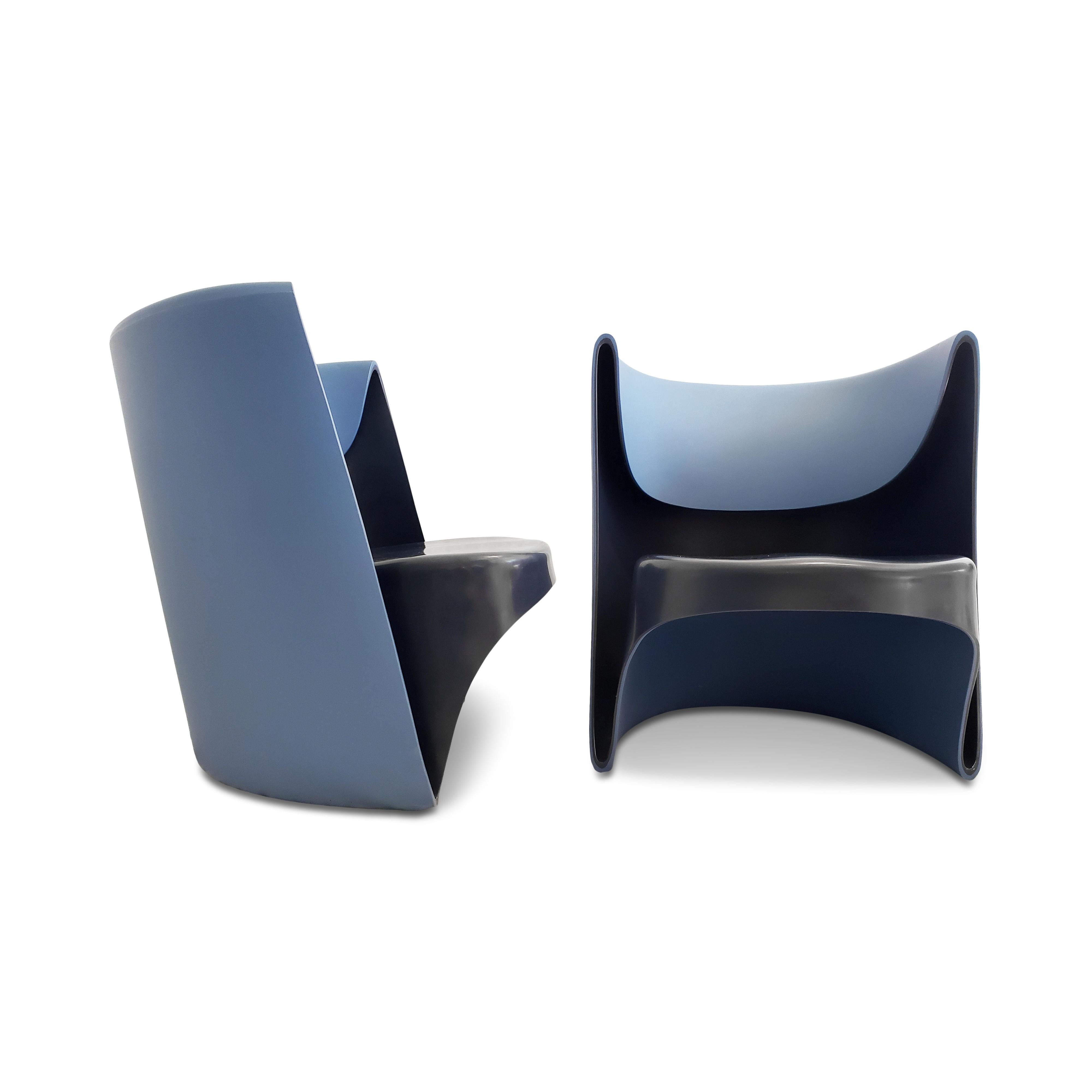 Una coppia di rare sedie Nino Rota in blu disegnate da Ron Arad per Cappellini nel 2002. Riflettendo l'esplorazione di Arad sulle forme e sui processi di produzione, queste sedie a doppia parete in polietilene sono state costruite attraverso un