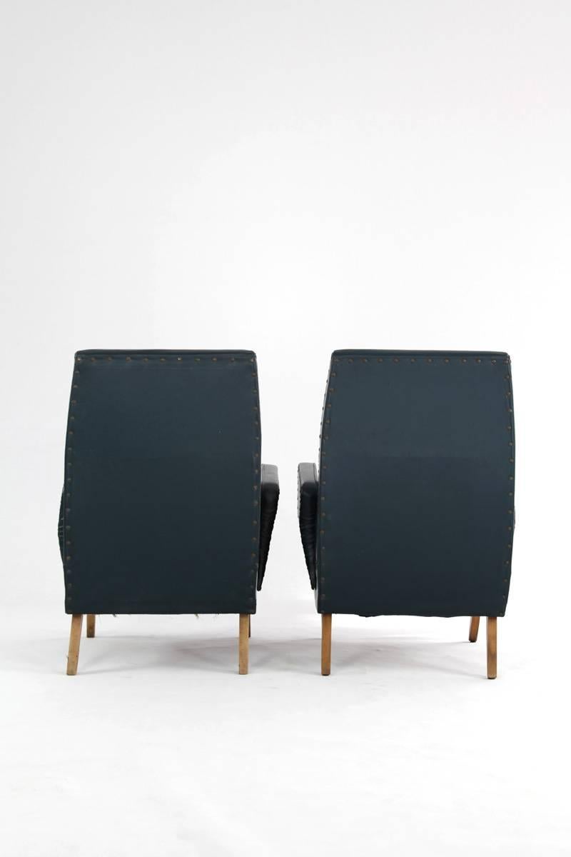 Mid-Century Modern Pair of Nino Zoncada Armchairs of Dark Green Imitation Leather and Wooden Legs For Sale
