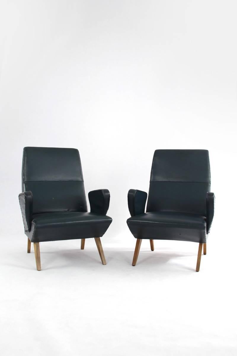 Pair of Nino Zoncada Armchairs of Dark Green Imitation Leather and Wooden Legs In Fair Condition For Sale In Wolfurt, AT