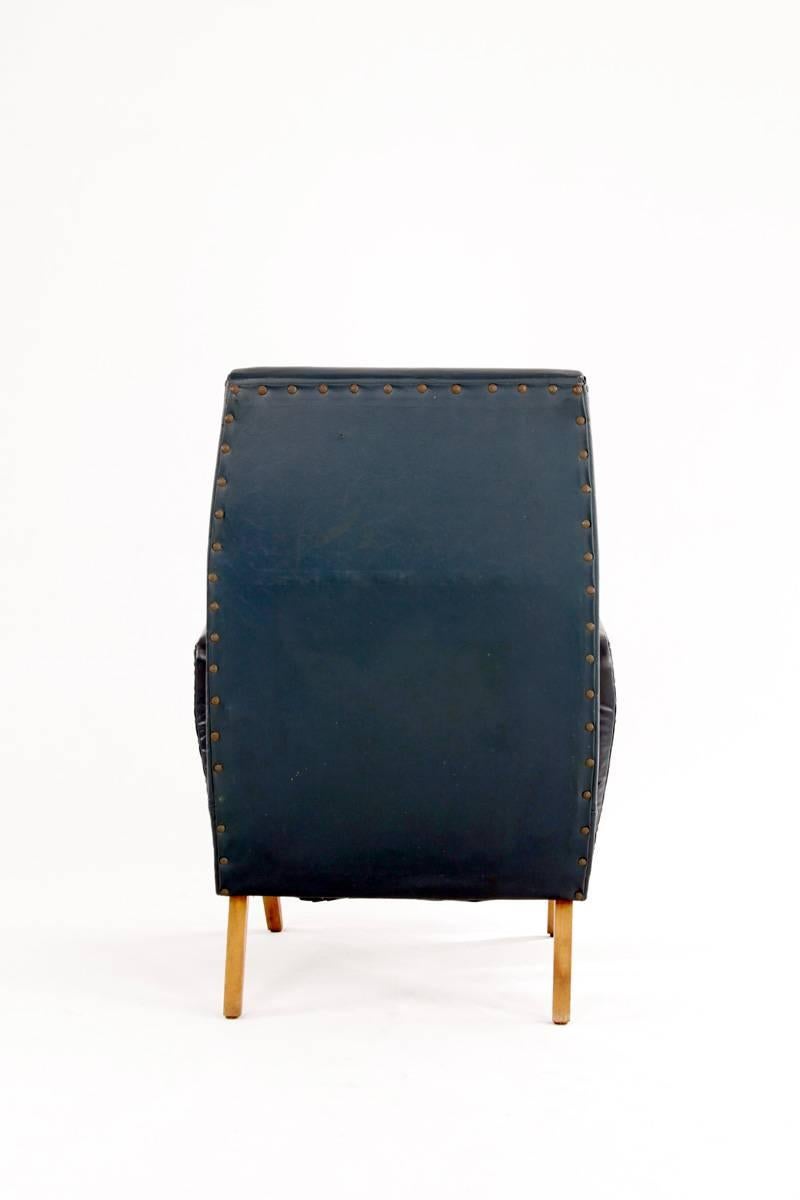 Mid-20th Century Pair of Nino Zoncada Armchairs of Dark Green Imitation Leather and Wooden Legs For Sale