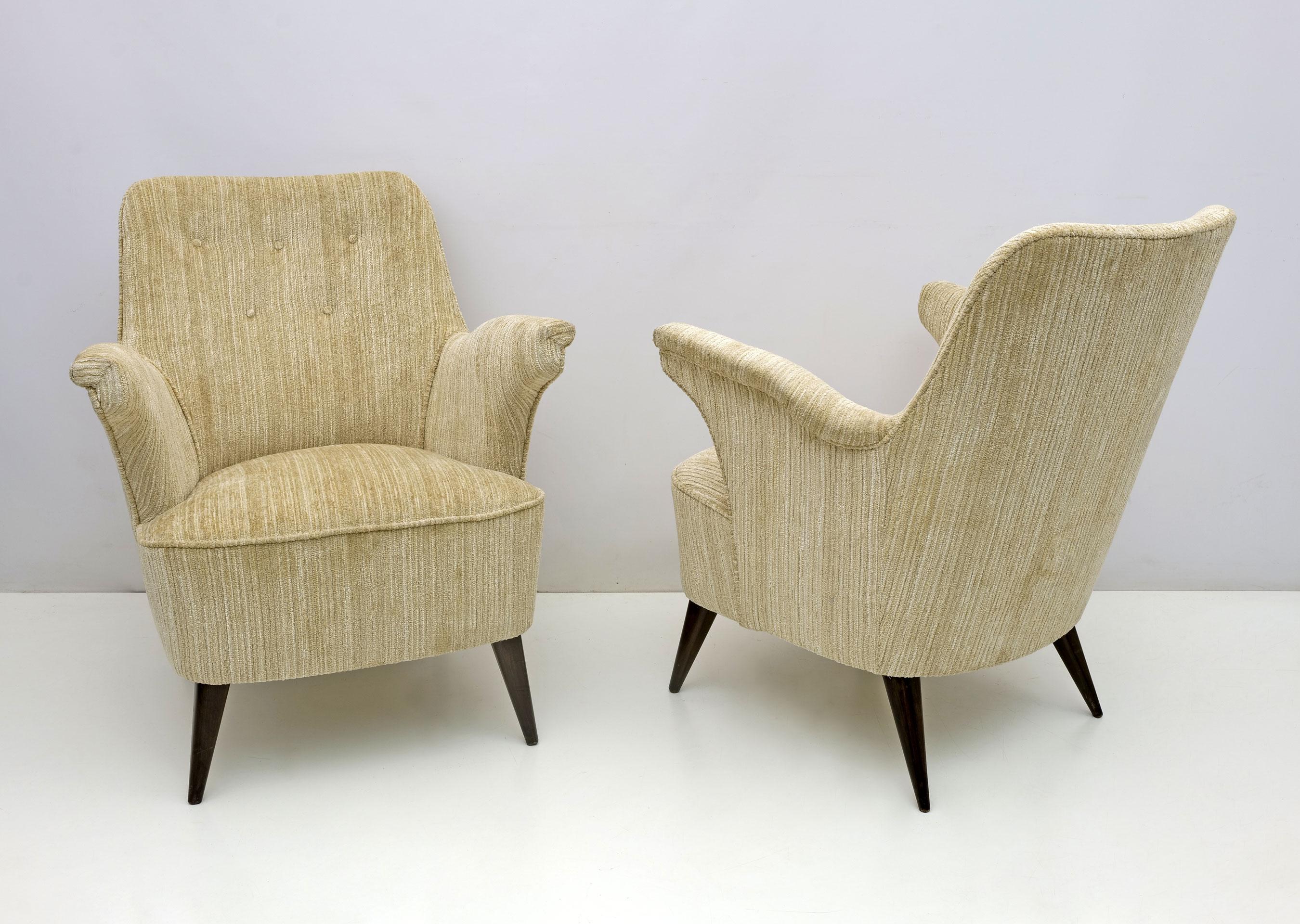 Paire de fauteuils conçus par Nino Zoncada et produits par Cassina dans les années 1950. Les fauteuils ont été récemment restaurés et tapissés de chenille nervurée de couleur ivoire, comme le montre la photo.

La société 