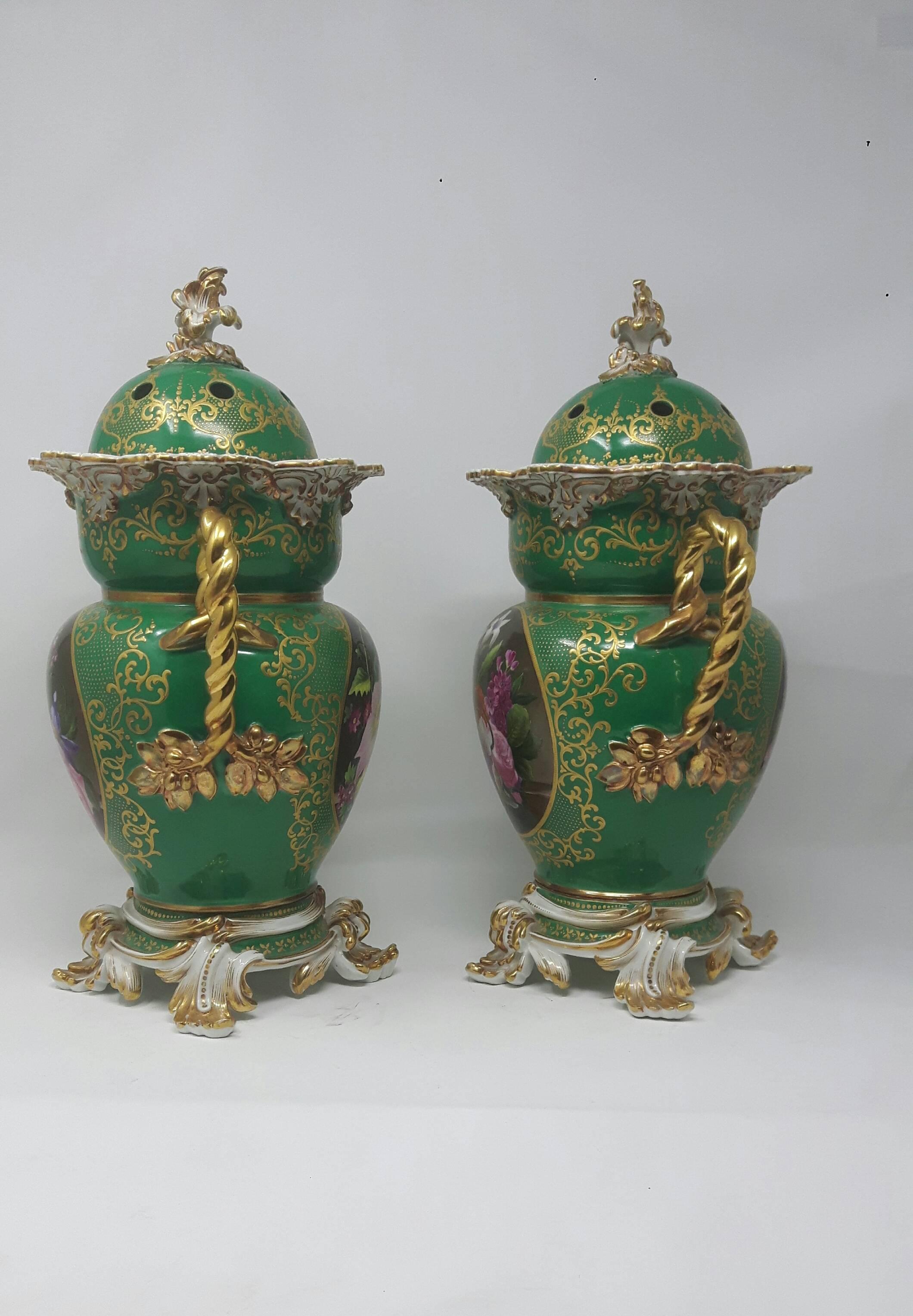Ein sehr beeindruckendes Paar Minton-Vasen, handbemalt mit Blumenkartuschen auf grünem Hintergrund. Die mit Seilen gedrehten Griffe sind vergoldet und die gewölbten Deckel durchbrochen, was an Potpourri-Vasen aus dem 18 


  