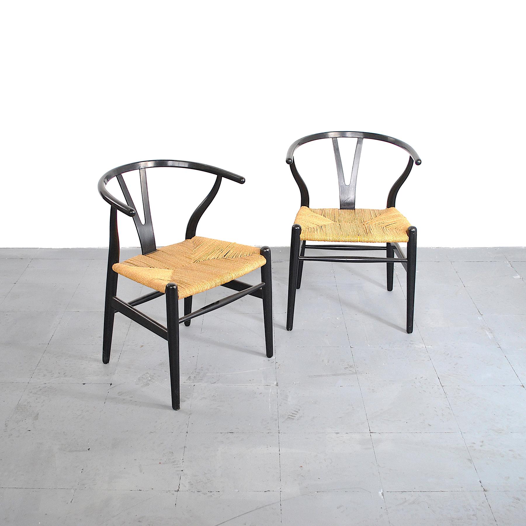 Mid-Century Modern Pair of Wishbone chairs by Hans Wegner  For Sale