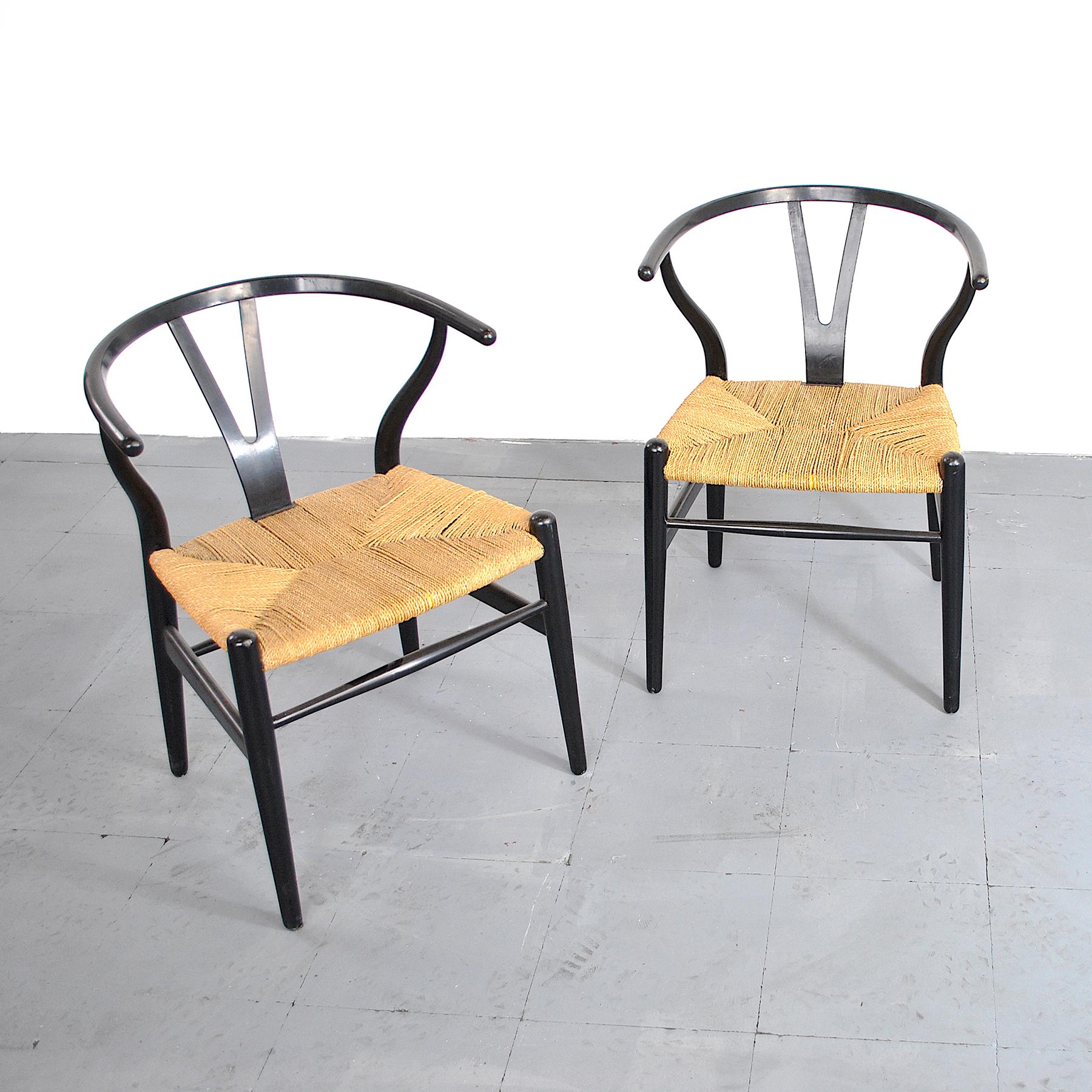 Pair of Wishbone chairs by Hans Wegner  In Good Condition For Sale In bari, IT