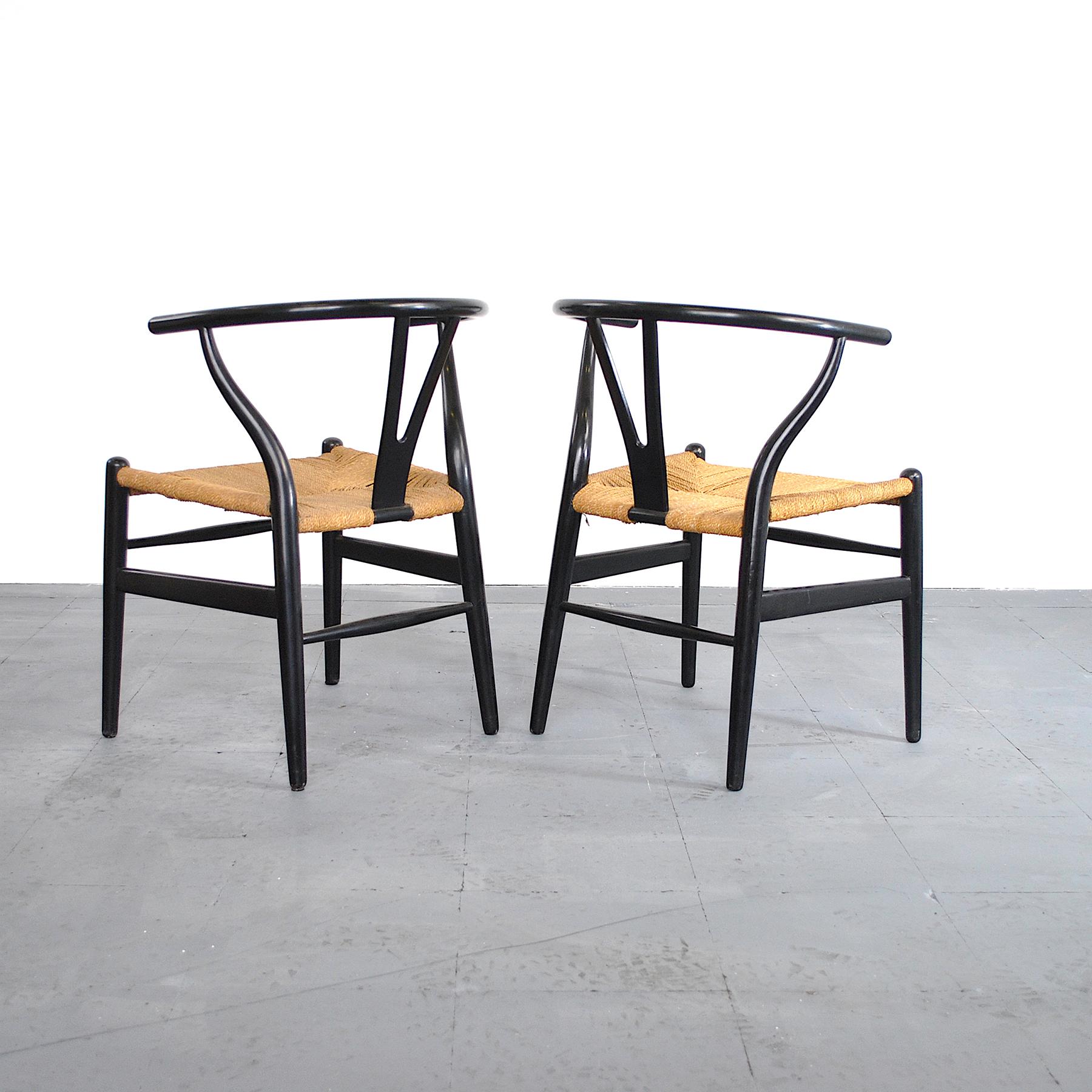 Pair of Wishbone chairs by Hans Wegner  For Sale 1