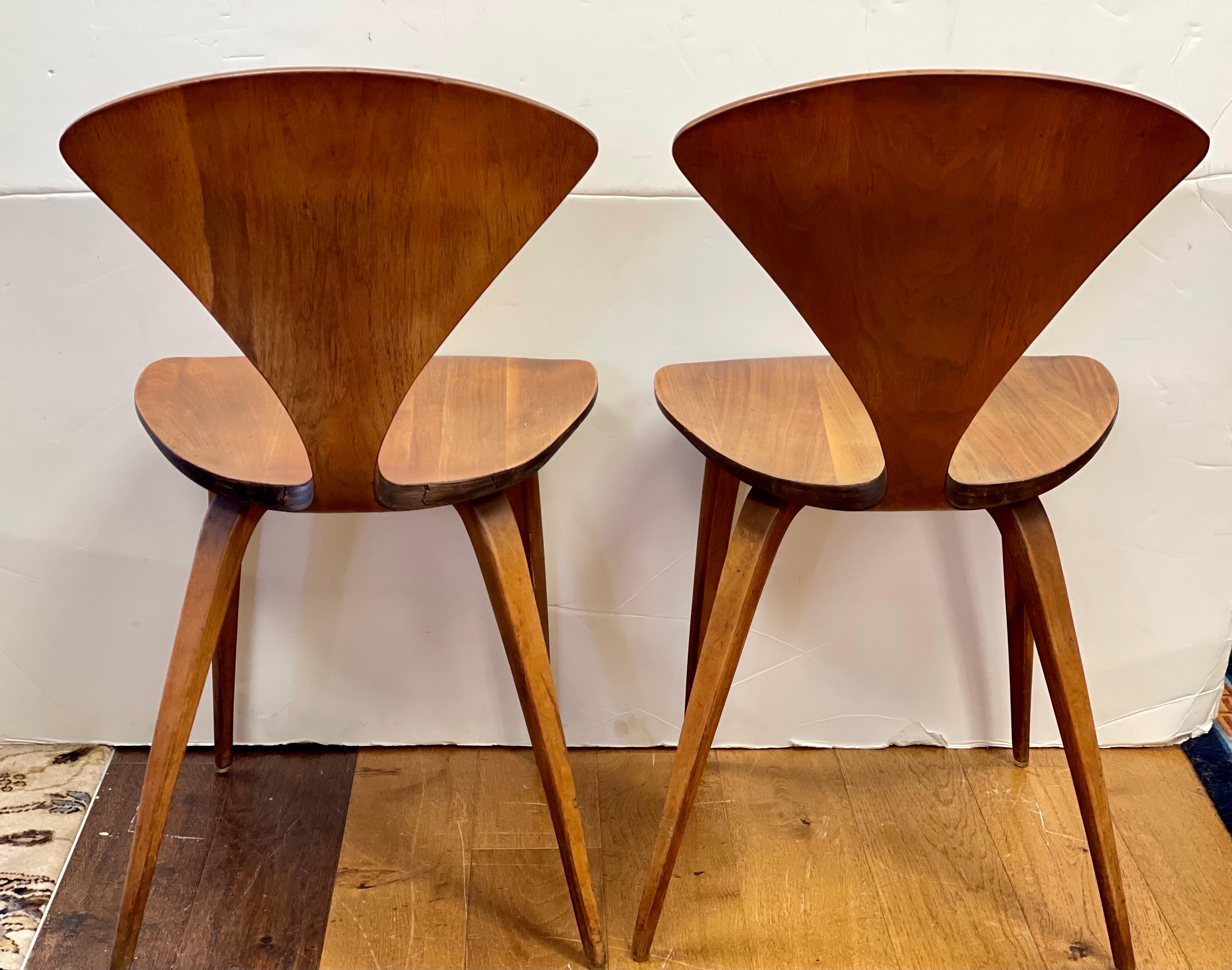 Pair of Norman Cherner Mid-Century Modern Matching Side Chairs In Good Condition In West Hartford, CT