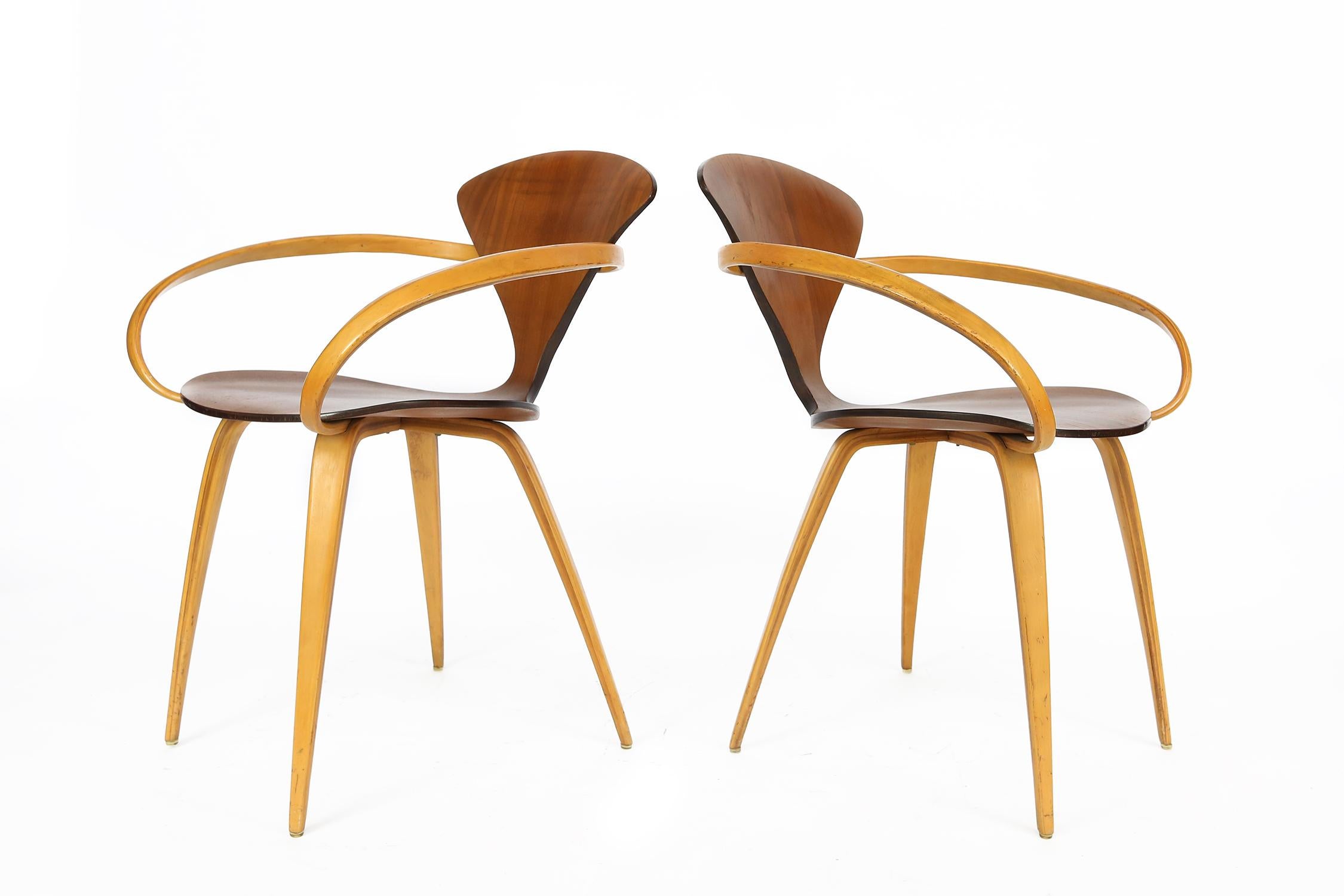 Original Norman Cherner pretzel dining chairs, made by Plycraft, USA in the 1960s. Bentwood frame. Great vintage condition, minor signs of use and wear.
Priced per single chair